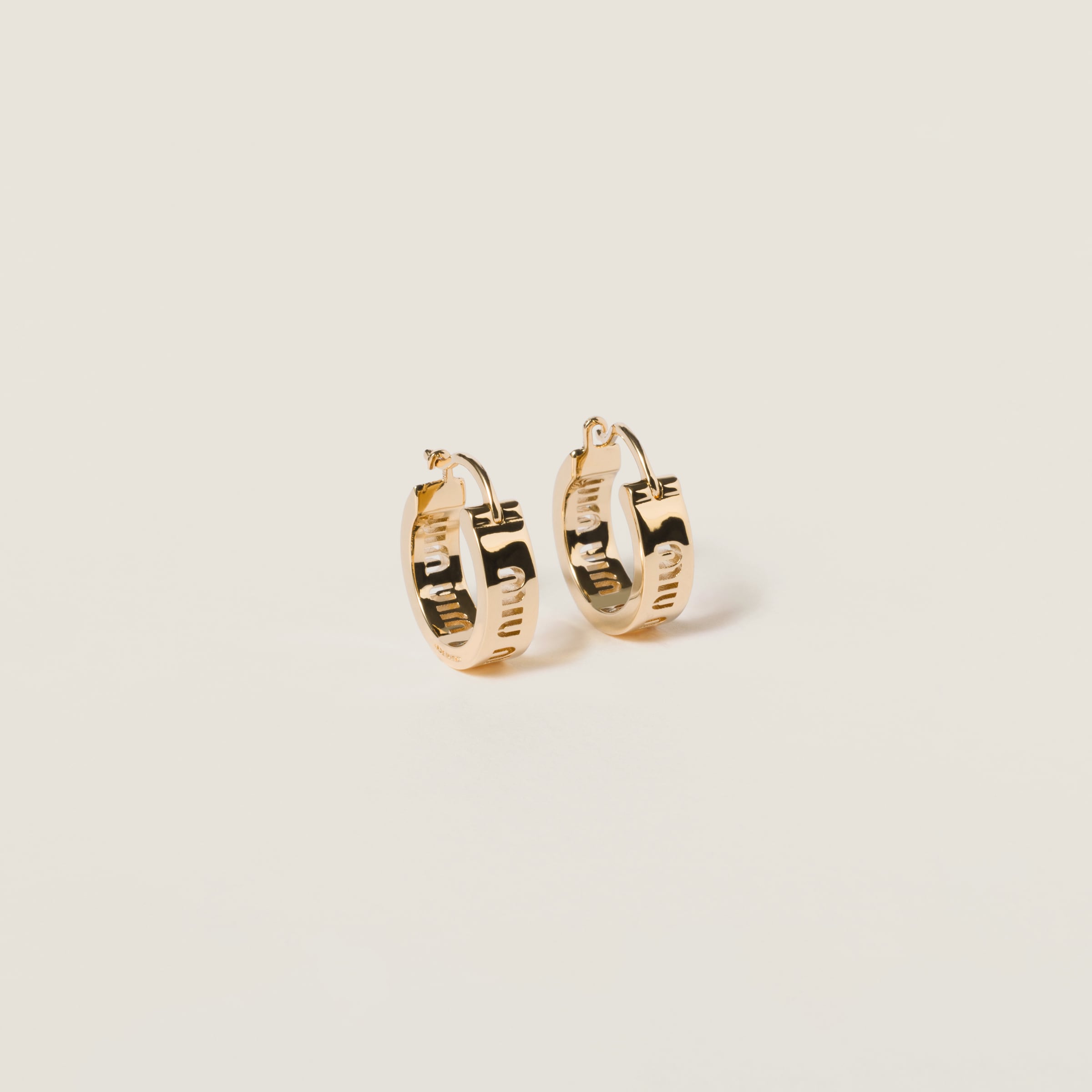 ゴールド スモール ロゴ入り フープピアス | Miu Miu ゴールド スモール ロゴ入り フープピアス | Miu Miu