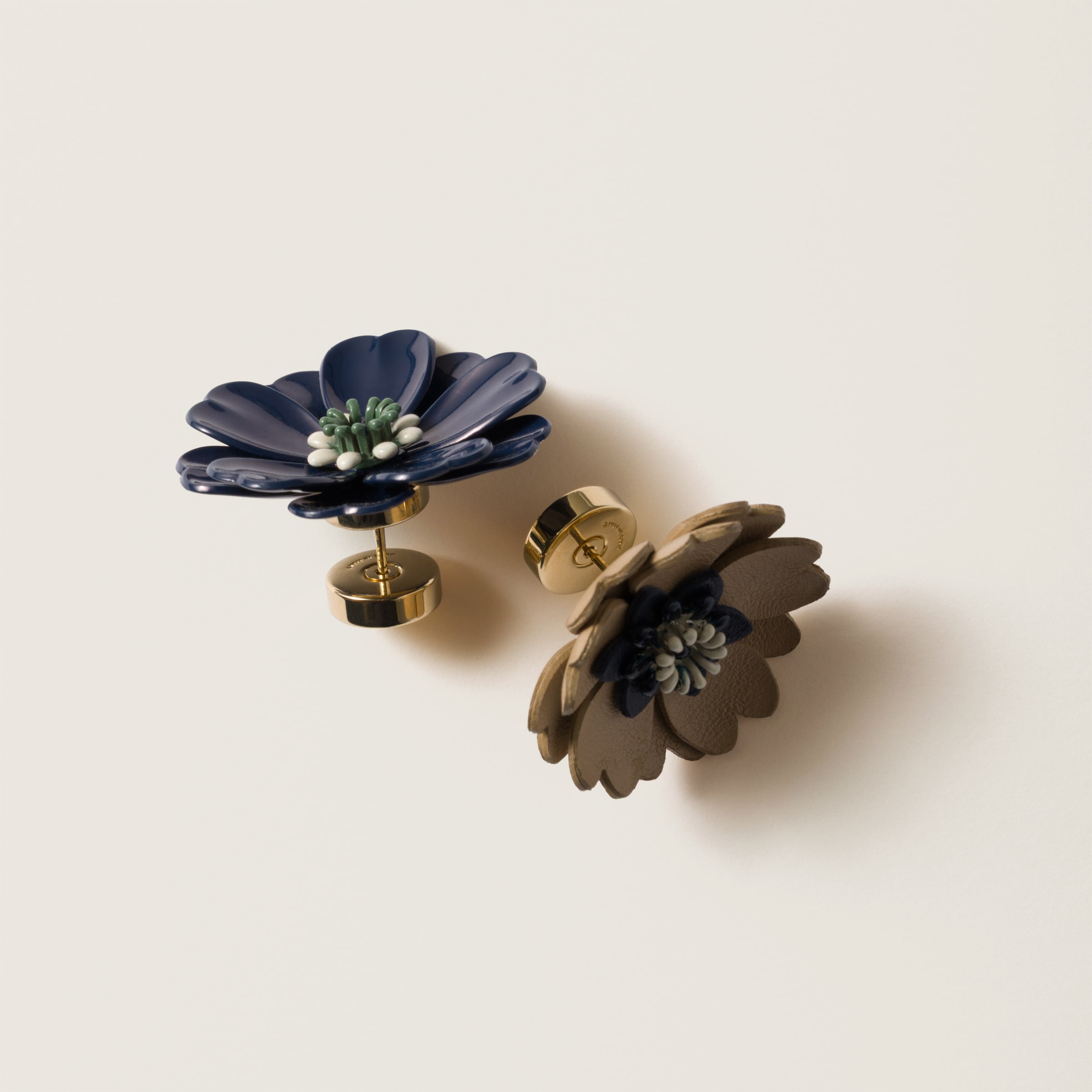 正規品★MiuMiu★ 5IO264 金属と革のイヤリング ゴールド/ネイビー/サンドベージュ 金属と革のイヤリング | Miu Miu