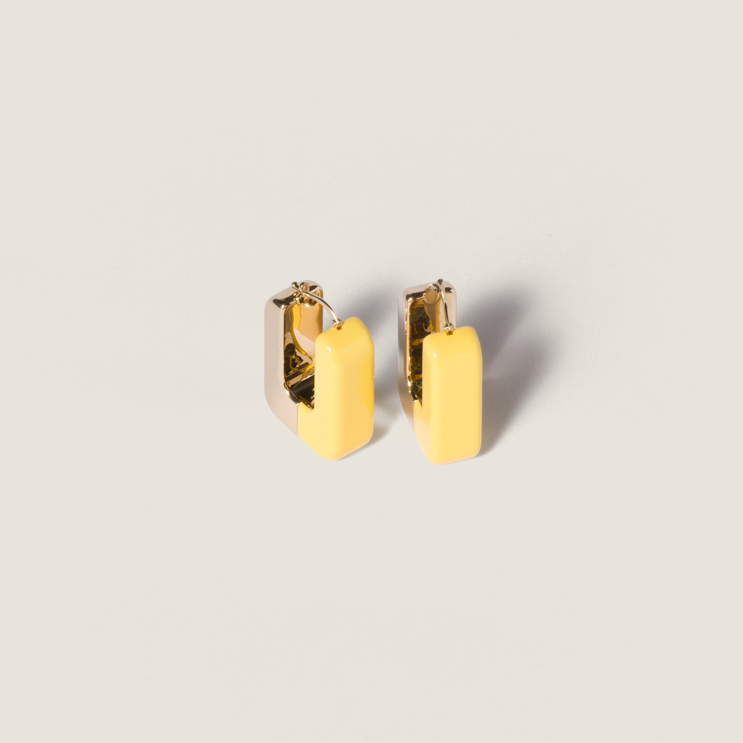 【関税・送料込】MiuMiu エナメルメタル イヤリング イエロー エナメルメタル イヤリング | Miu Miu