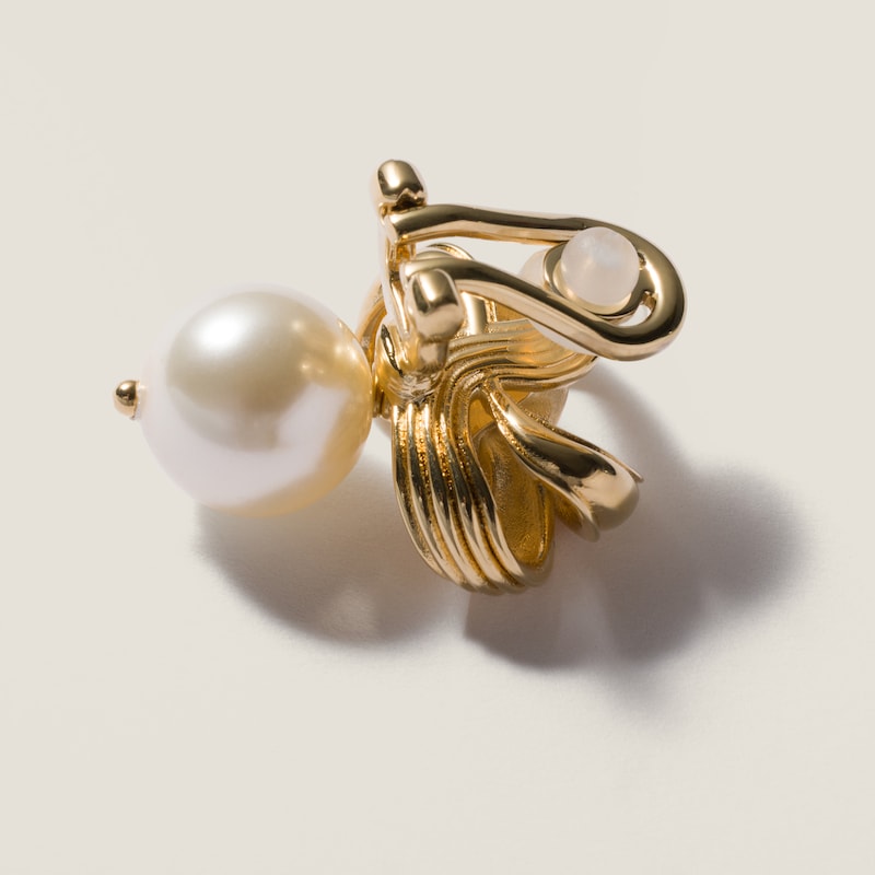 Pendientes de metal y perlas