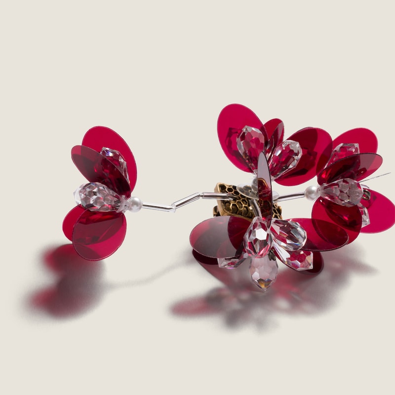 Single metal earring with pearl and crystals