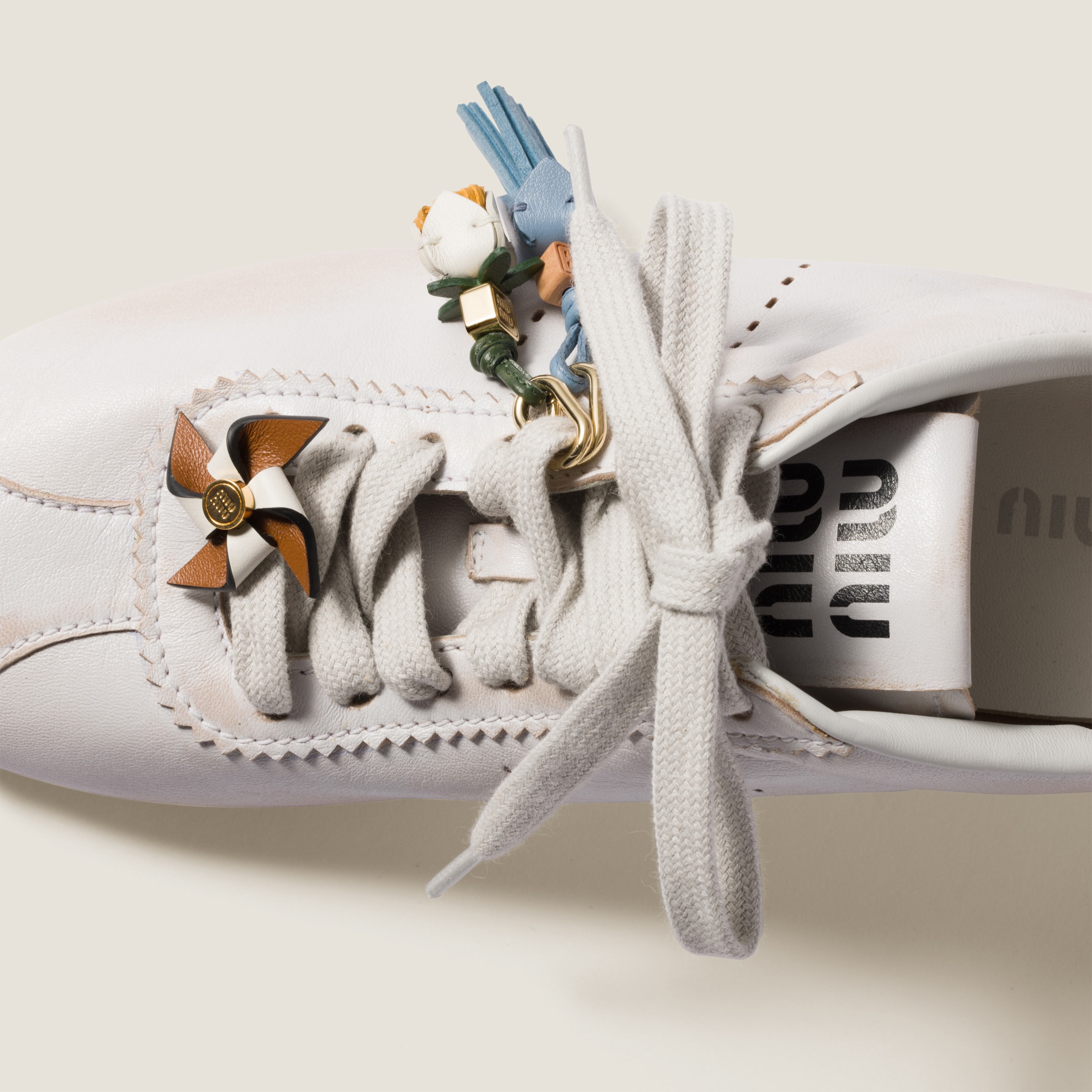 MiuMiu レザー ピンウィールブローチ レッド　ホワイト MiuMiu】ミュウミュウ レザー ピンウィールブローチ