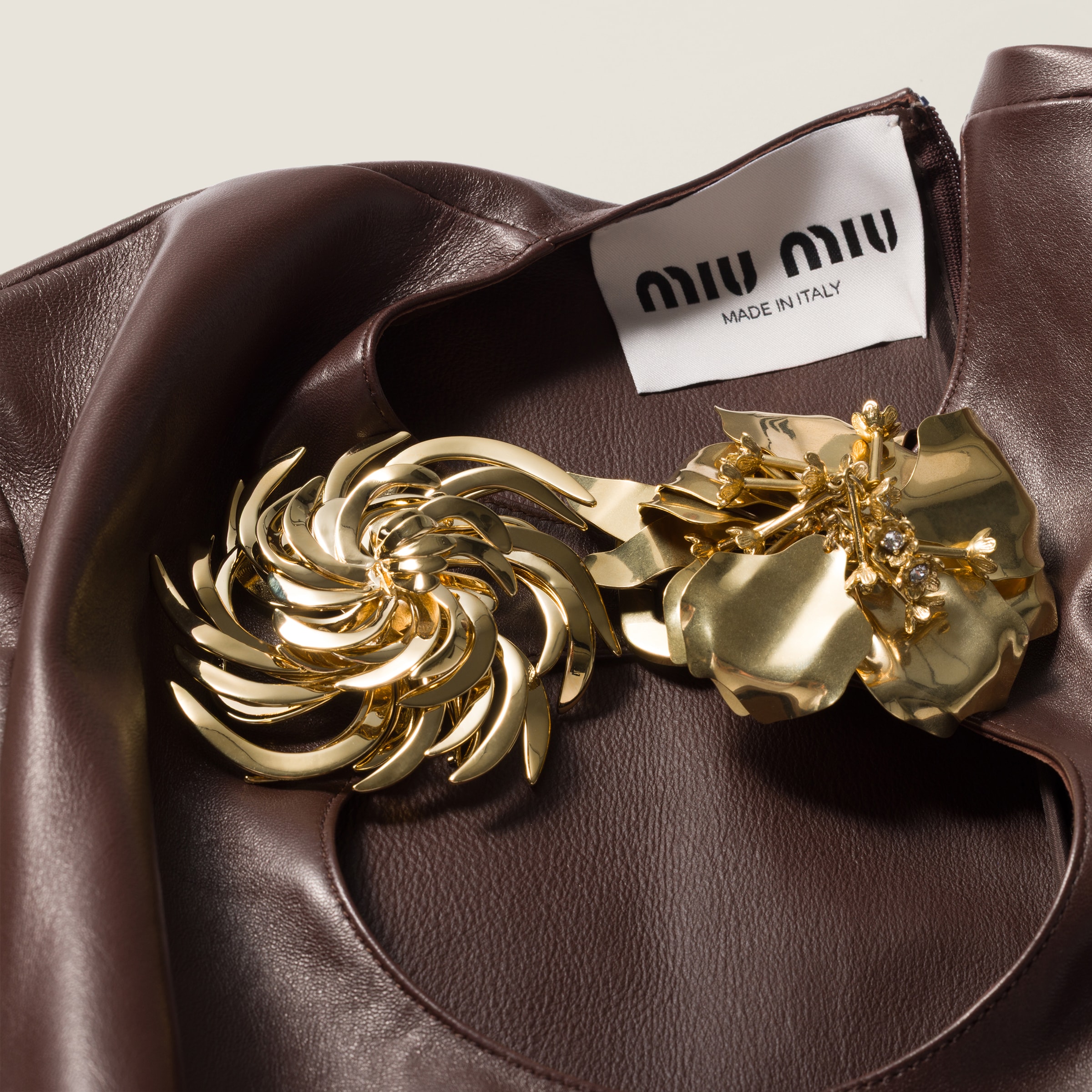 ゴールド メタル ブローチ | Miu Miu