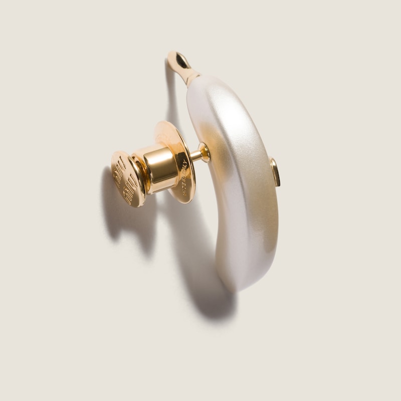 Metal brooch