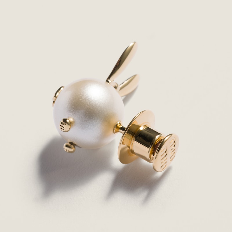 Metal brooch