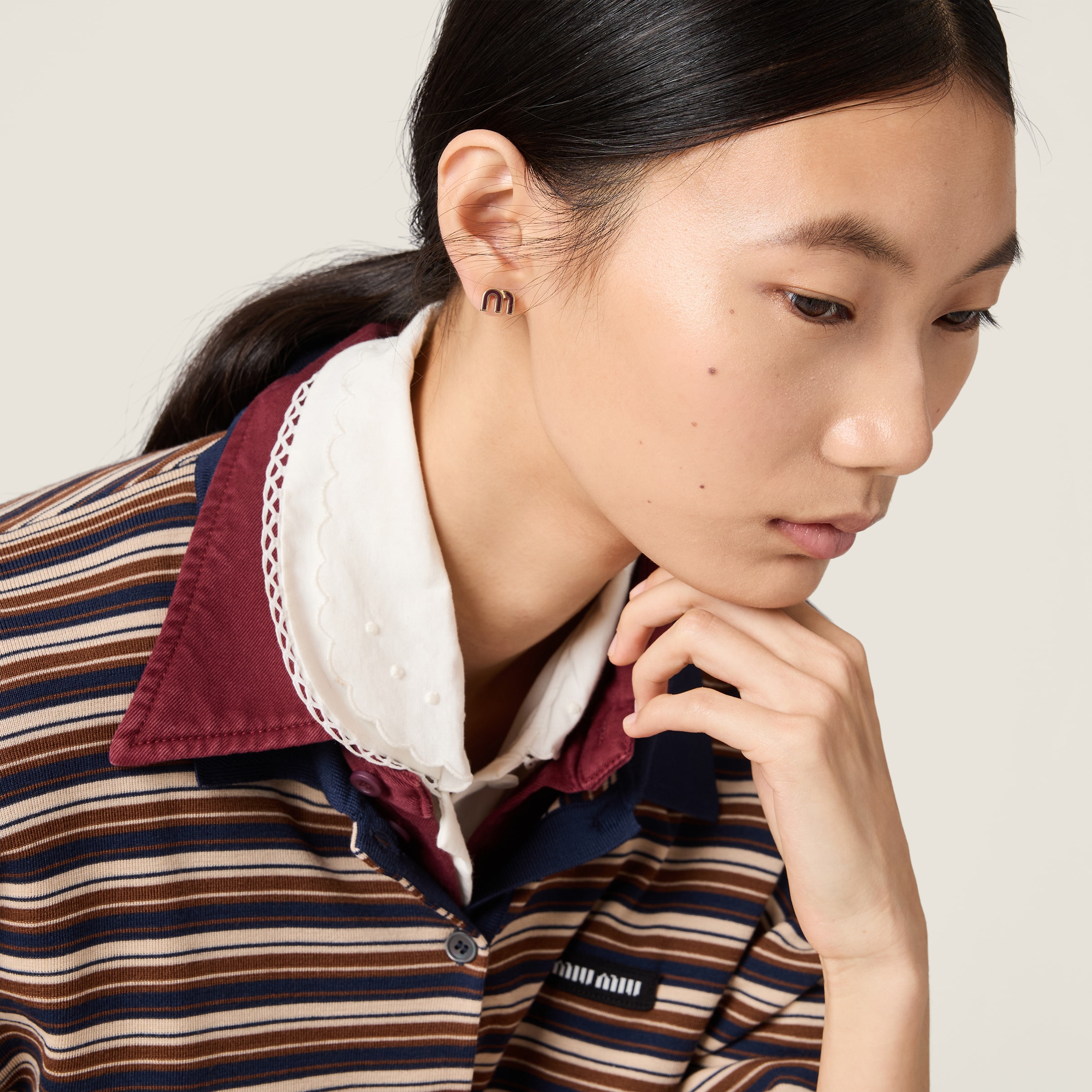 アマラントレッド エナメルメタル ピアス | Miu Miu - 日本