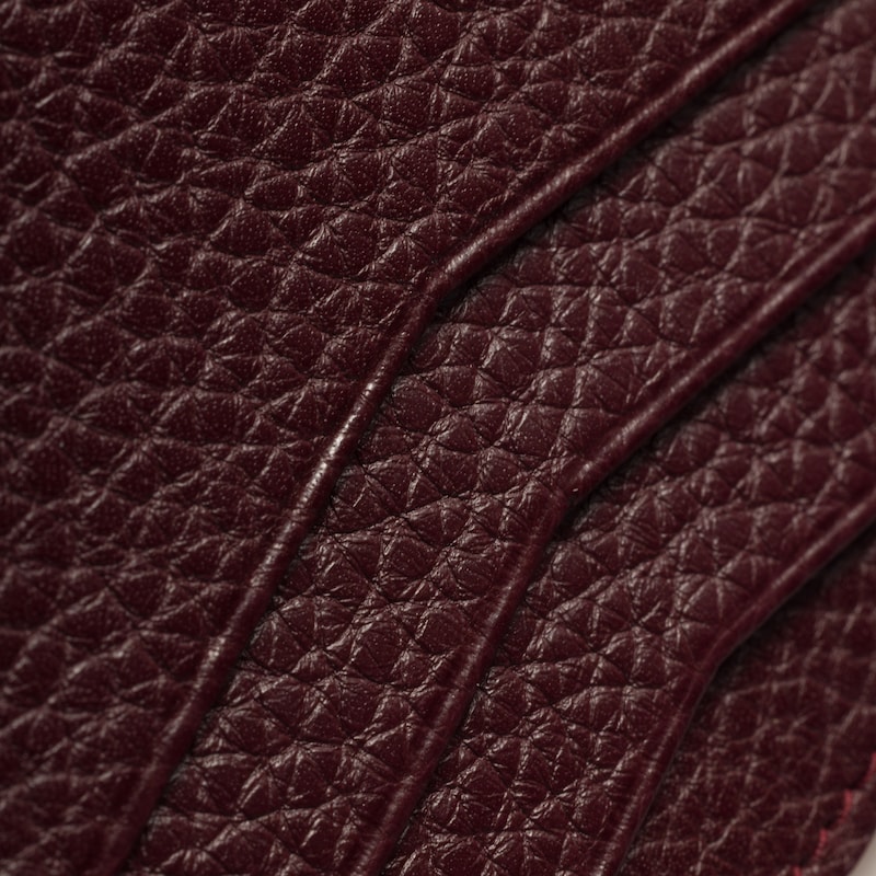 حاملة بطاقات من الجلد