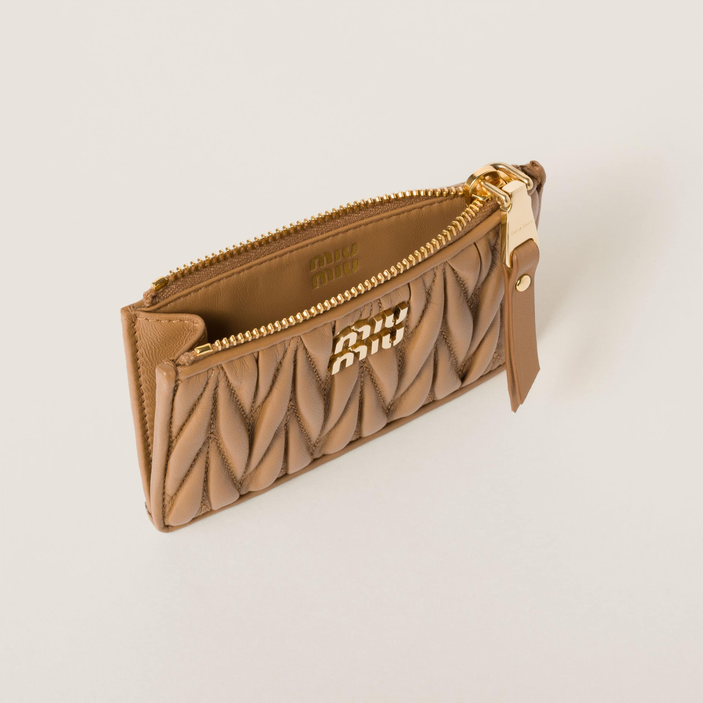 キャメル マテラッセ ナッパレザー カードホルダー | Miu Miu