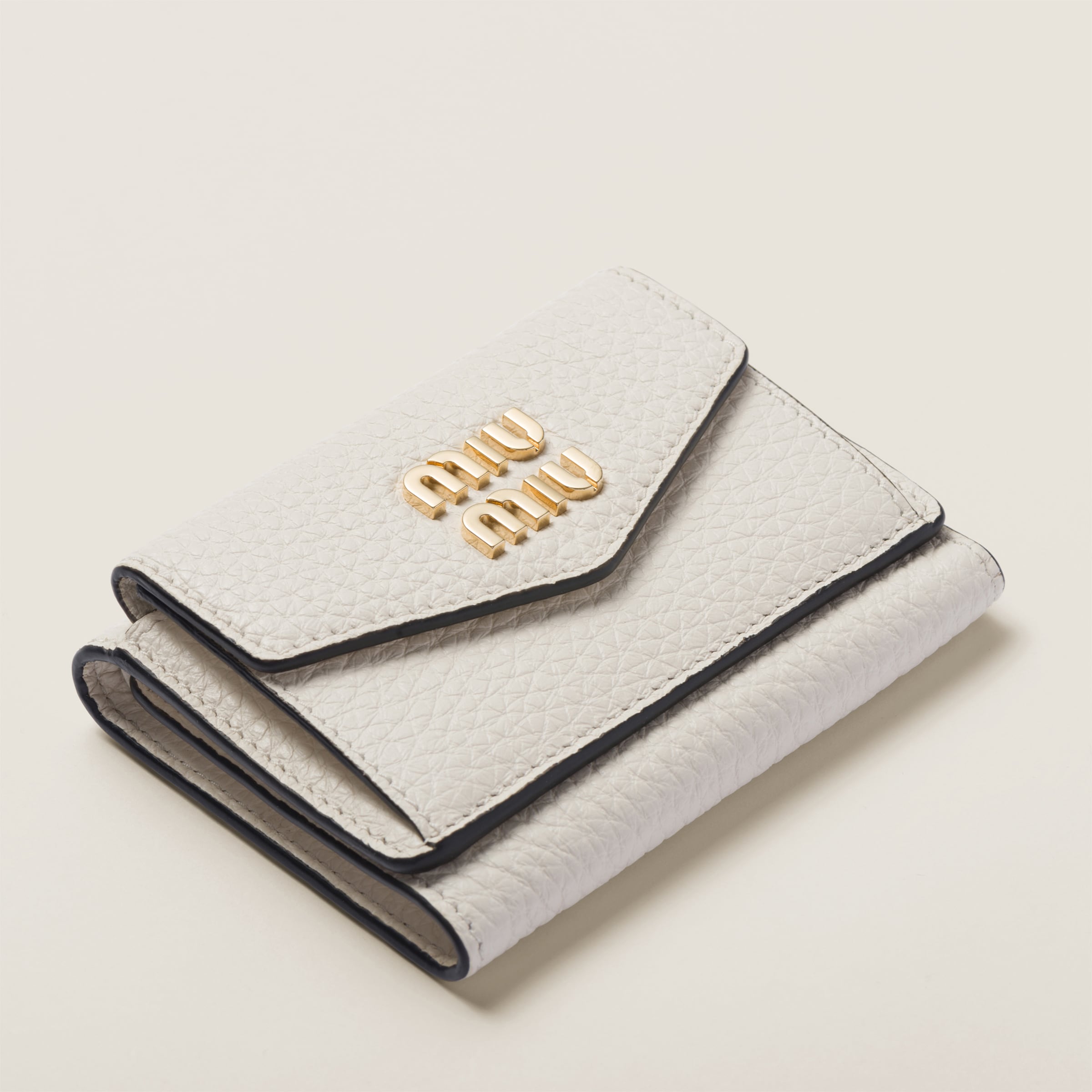 現行/美品✨MIUMIUヴィッテロダイノレザー 財布　三つ折り財布 miu miu（ミュウミュウ） ヴィッテロダイノレザー 財布