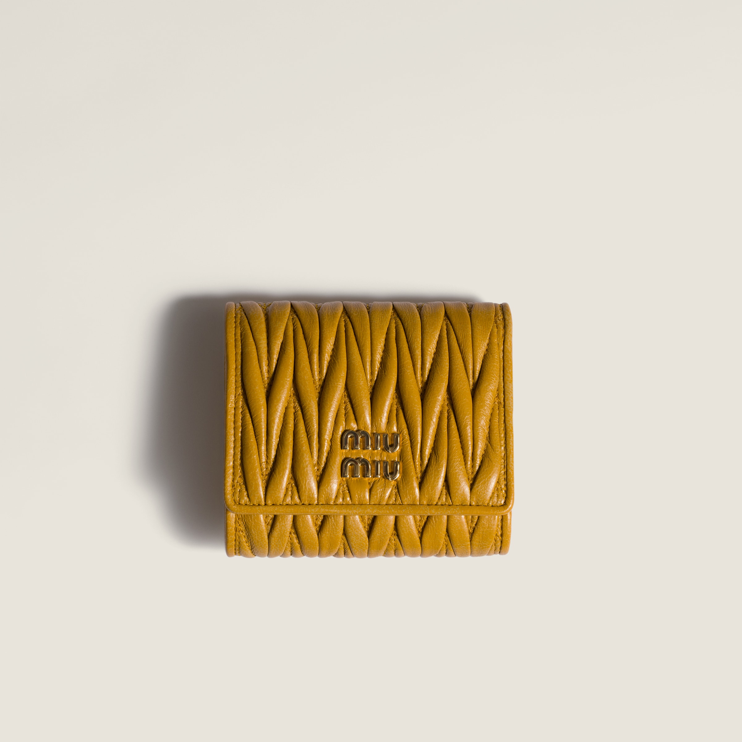 ホワイト ヴィッテロダイノレザーフラップ付折り財布 | Miu Miu