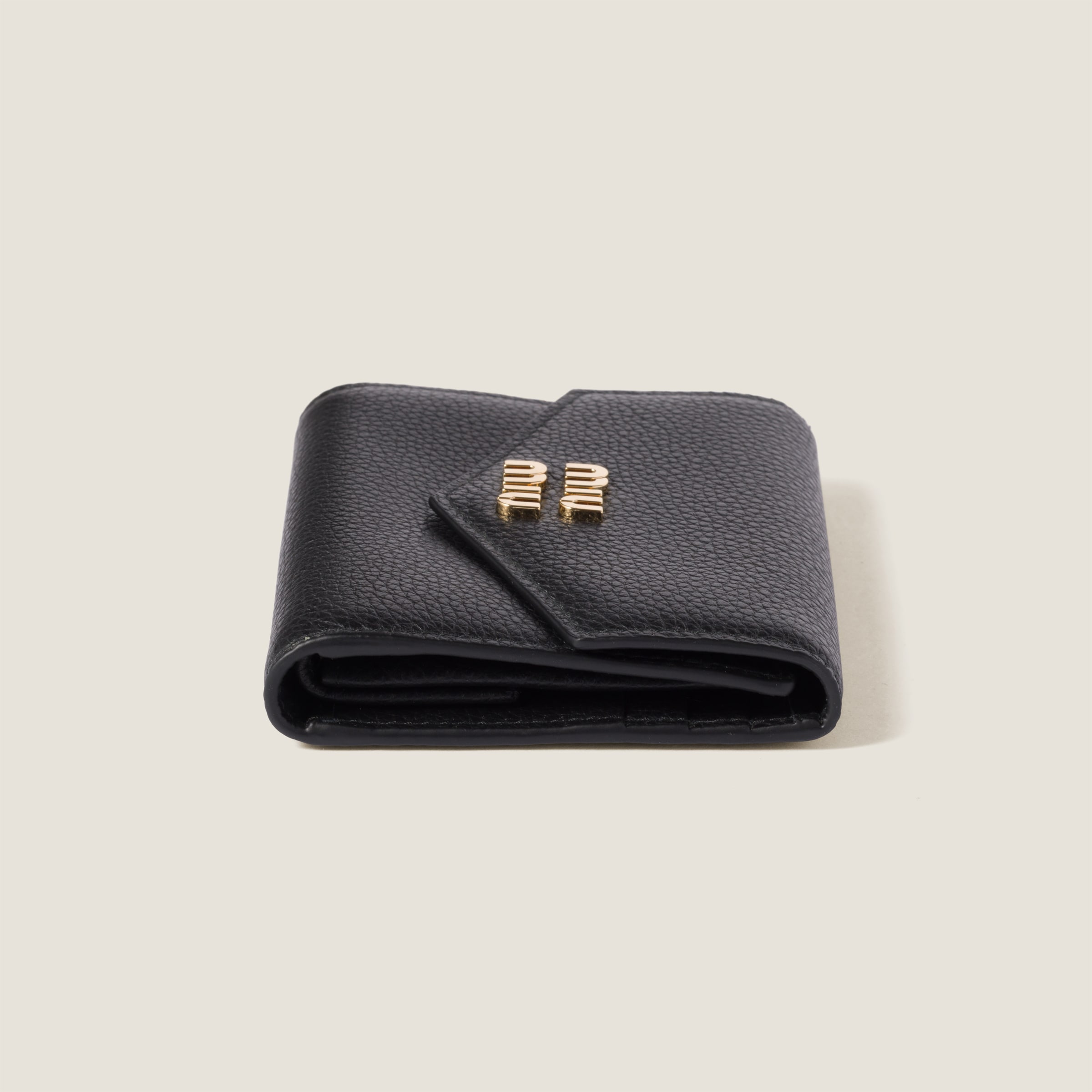 ブラック ヴィッテロダイノレザー 折り財布 | Miu Miu