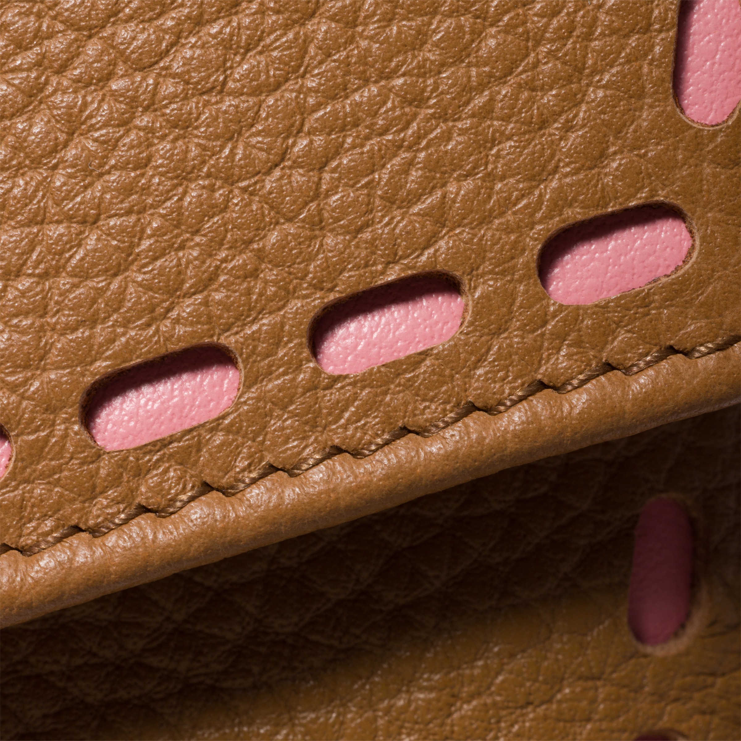 キャラメル／ペタルピンク レザー 財布 | Miu Miu - 日本