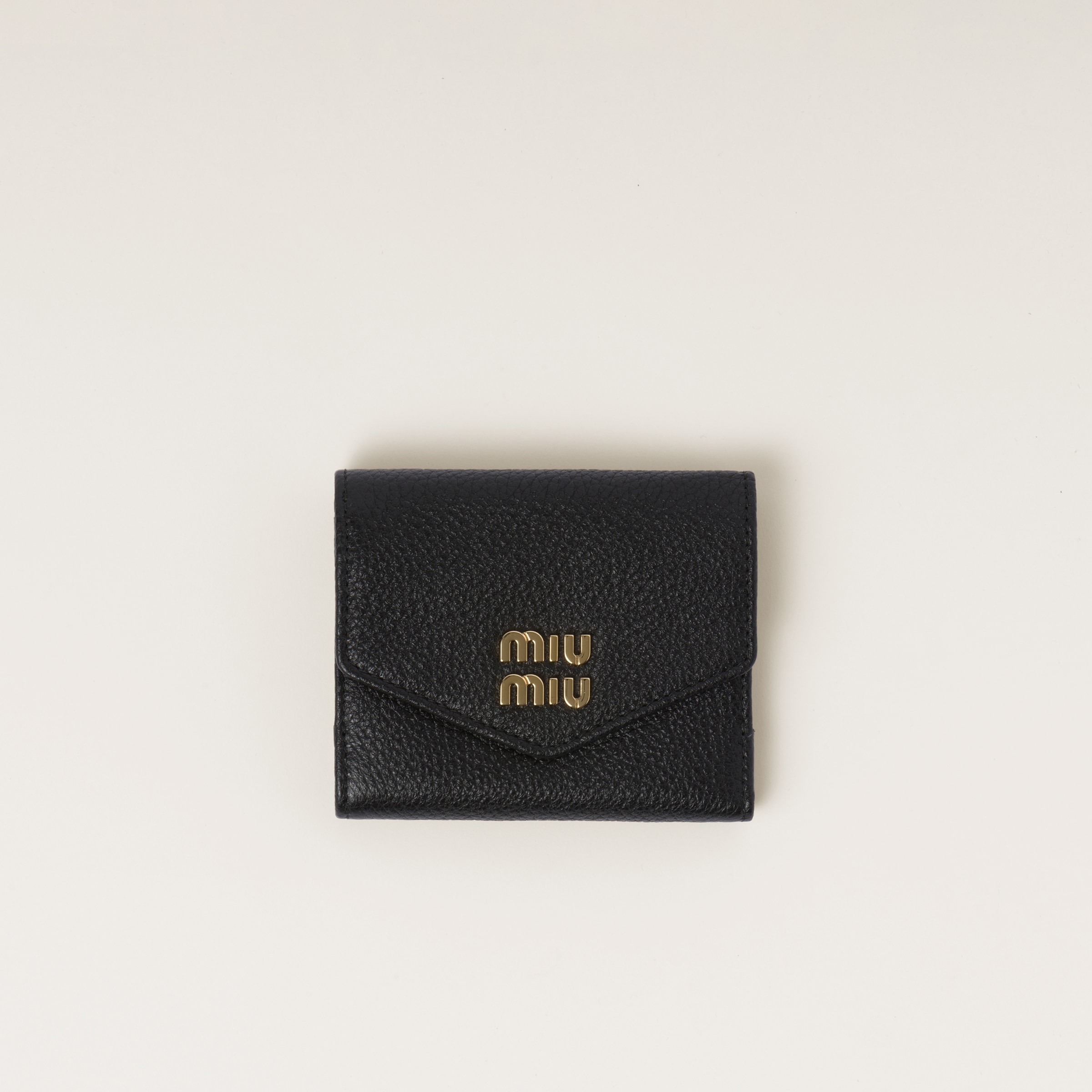 世界的に ヴィッテロダイノレザーフラップ付折り財布 ブラック | Miu Miu 小物