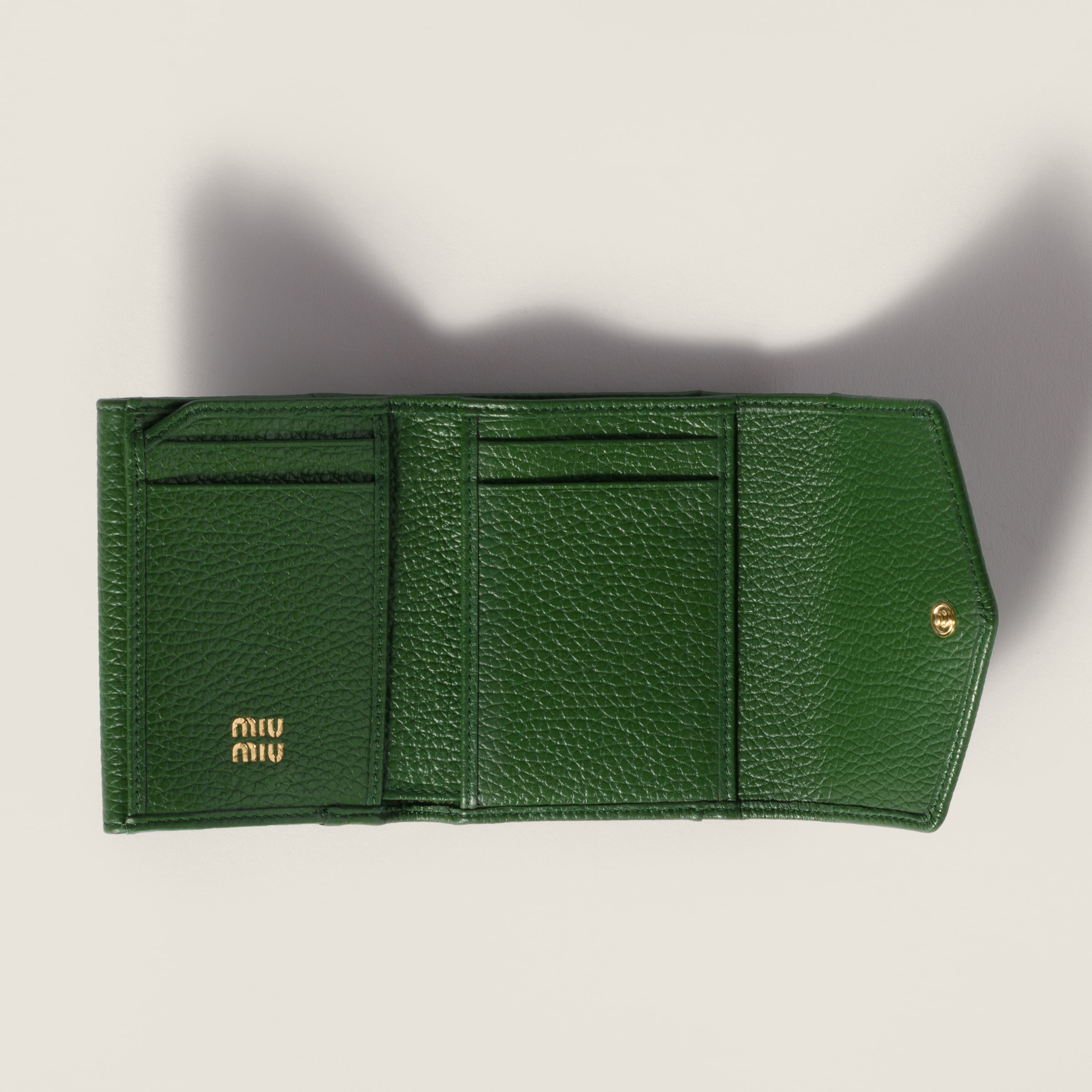3連休限定お値下げ！⭐︎美品⭐︎MIU MIU グリーン 三つ折り財布 グリーン ヴィッテロダイノレザーフラップ付折り財布 | Miu Miu