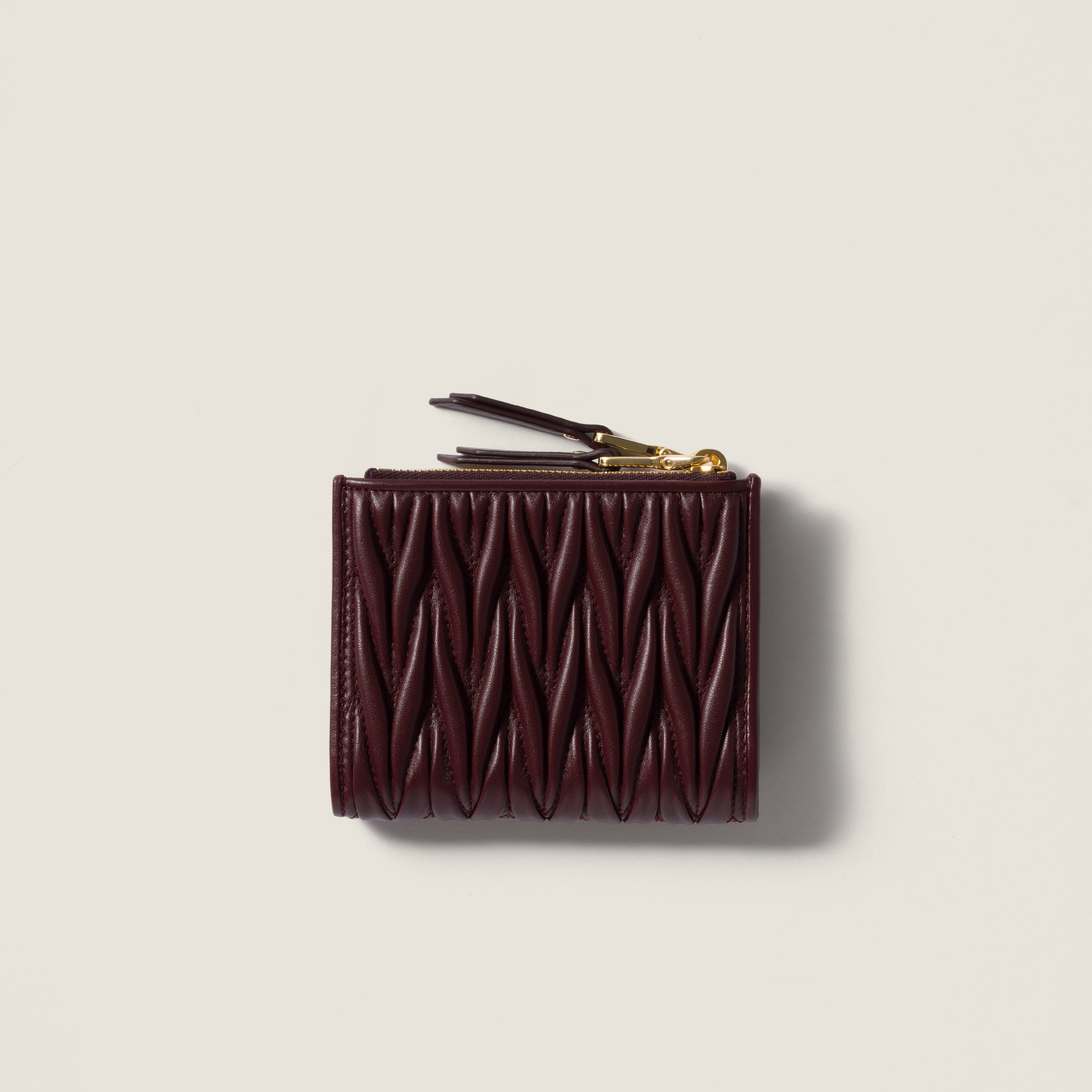 国内買付【MIU MIU】マテラッセレザー 財布 ファスナー開閉 ボルドー マテラッセレザー 財布 | Miu Miu