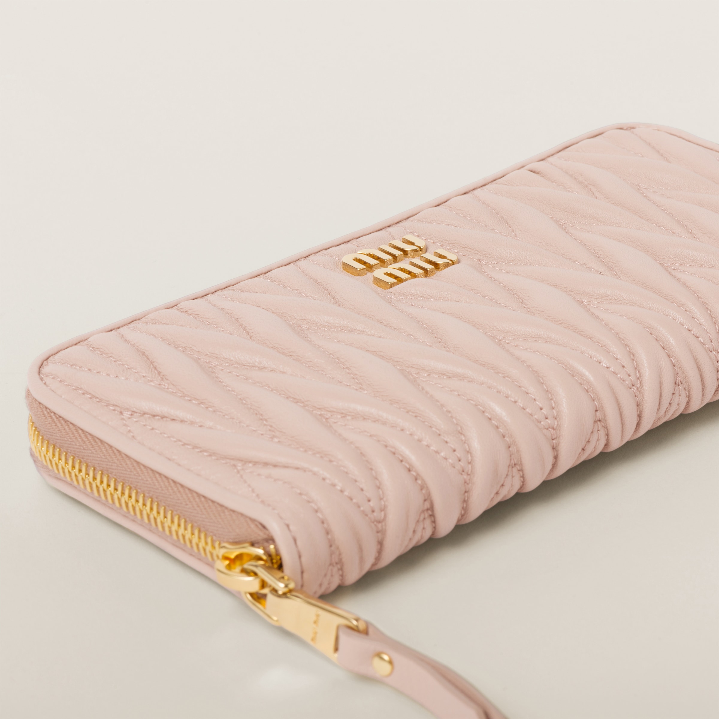 ピンクベージュ マテラッセレザー ジップアラウンド長財布 | Miu Miu ピンクベージュ マテラッセレザー ジップアラウンド長財布 | Miu Miu
