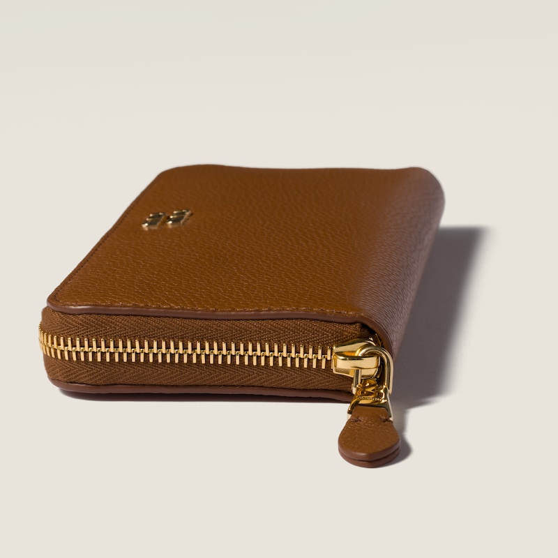 محفظة كبيرة من الجلد