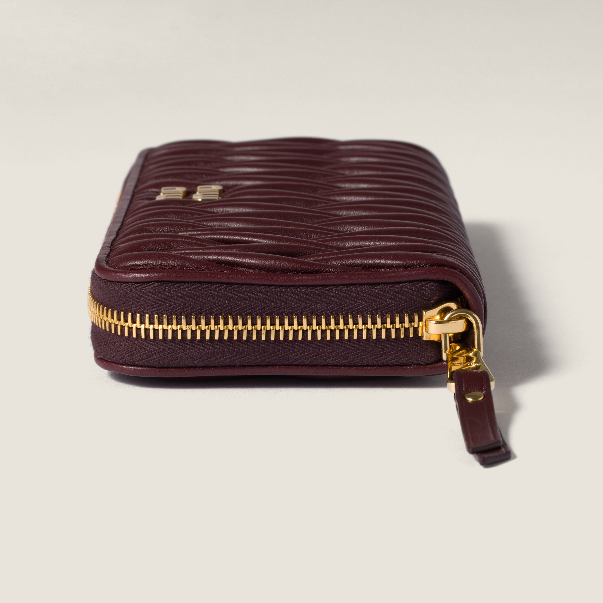 上質な≪Miu Miu≫ マトラッセ ナッパレザー ラージ ウォレット ボルドー ラージ マトラッセ ナッパレザー ウォレット | Miu Miu