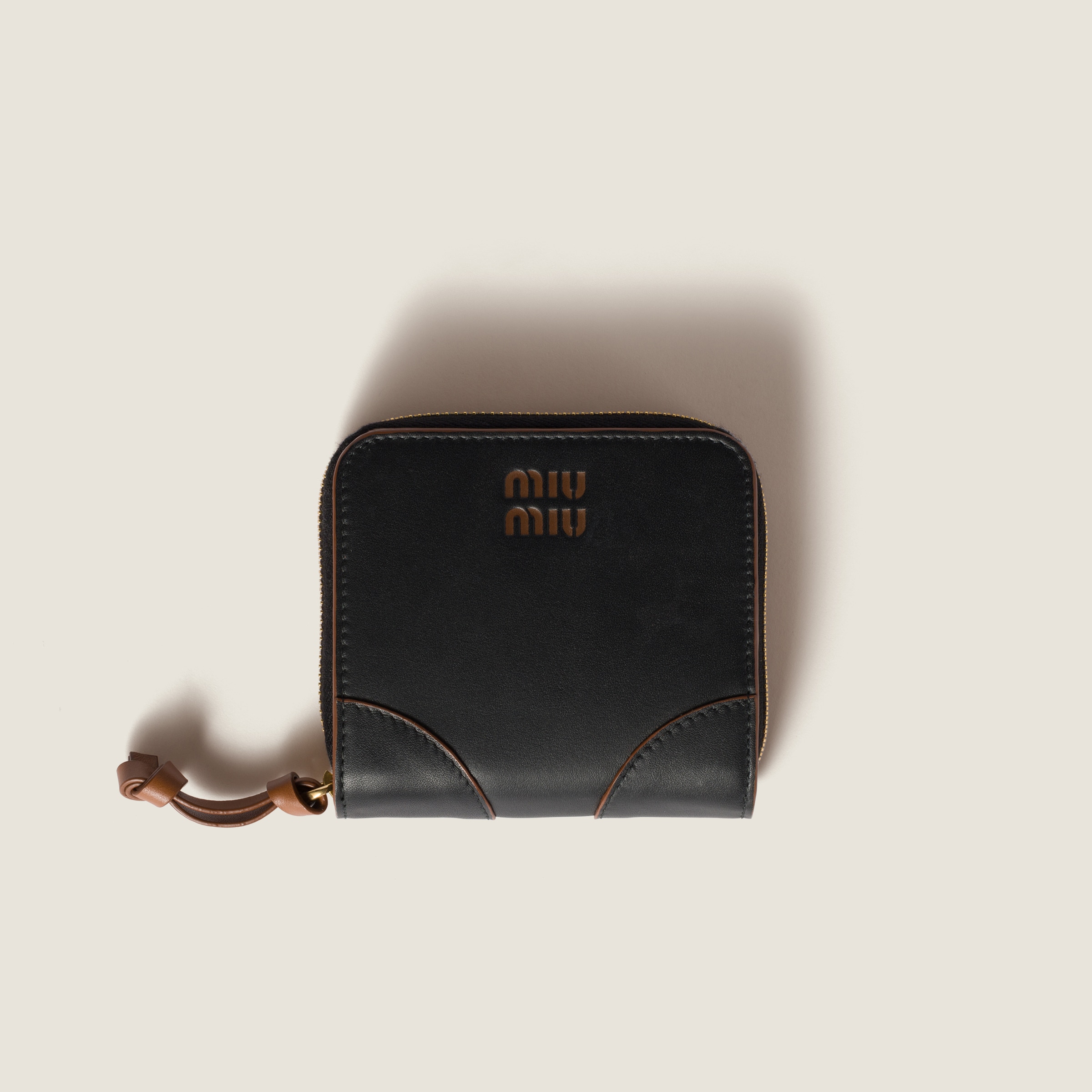 コニャック ヴィッテロダイノレザーフラップ付折り財布 | Miu Miu