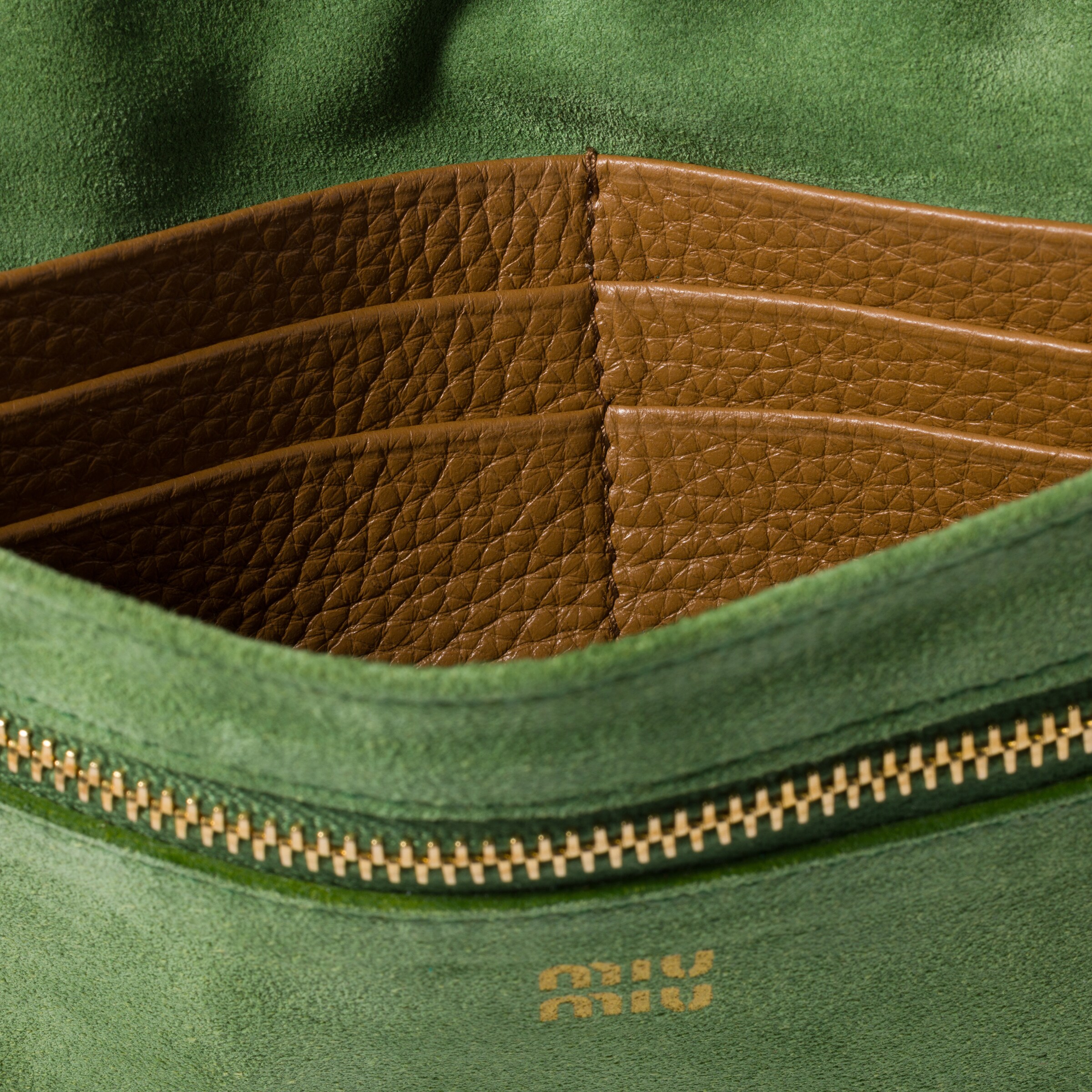 Miuページ miu-miu-mu-06ys-vau06b-hd-