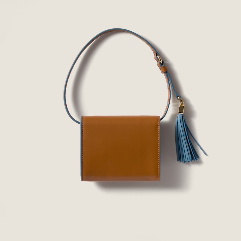 محفظة من الجلد مع حزام كتف