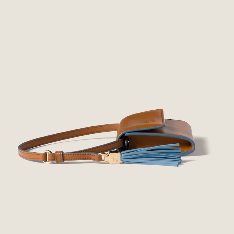 محفظة من الجلد مع حزام كتف