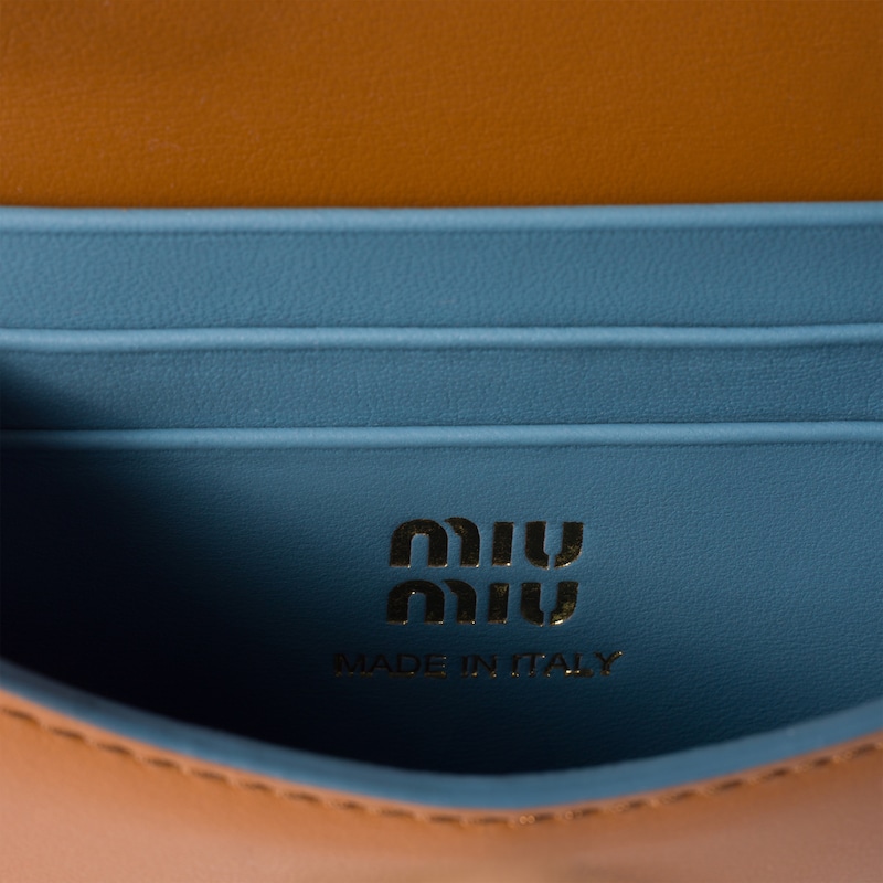 محفظة من الجلد مع حزام كتف