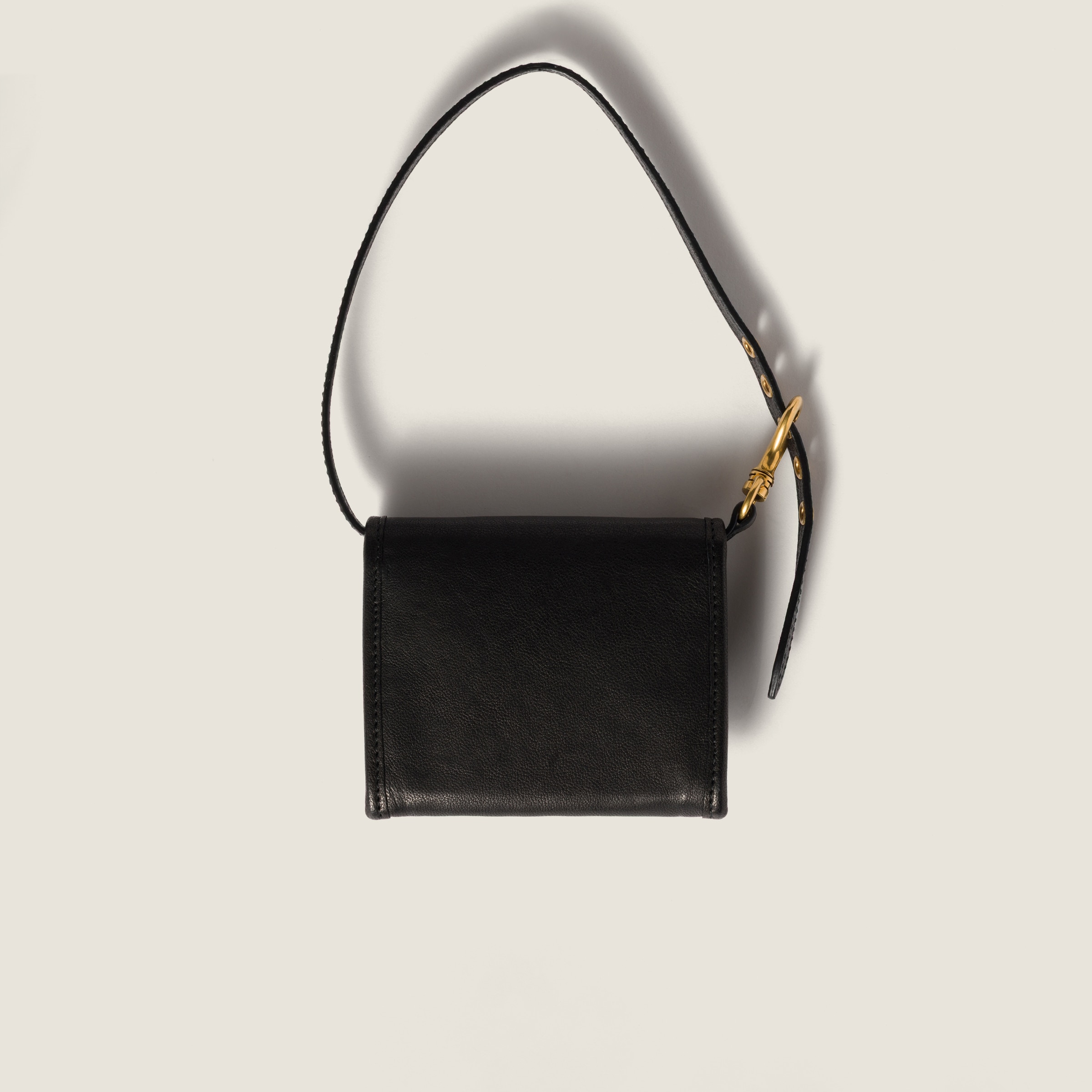 ≪MIUMIU≫ ショルダーストラップ付 レザーウォレット ブラック ≪MIUMIU≫ ショルダーストラップ付 レザーウォレット ブラック