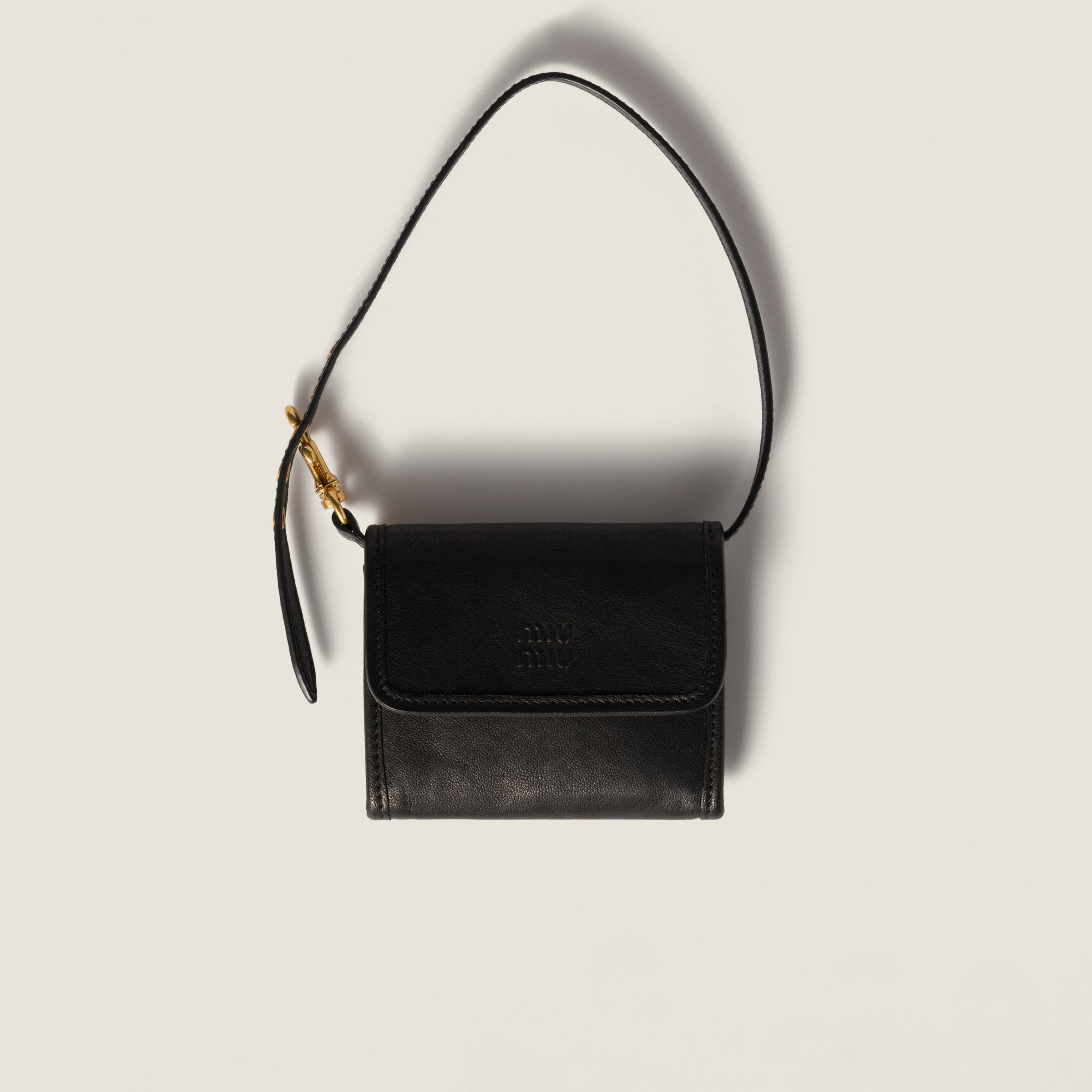 ブラック ナッパレザー ショルダーストラップ付 財布 | Miu Miu
