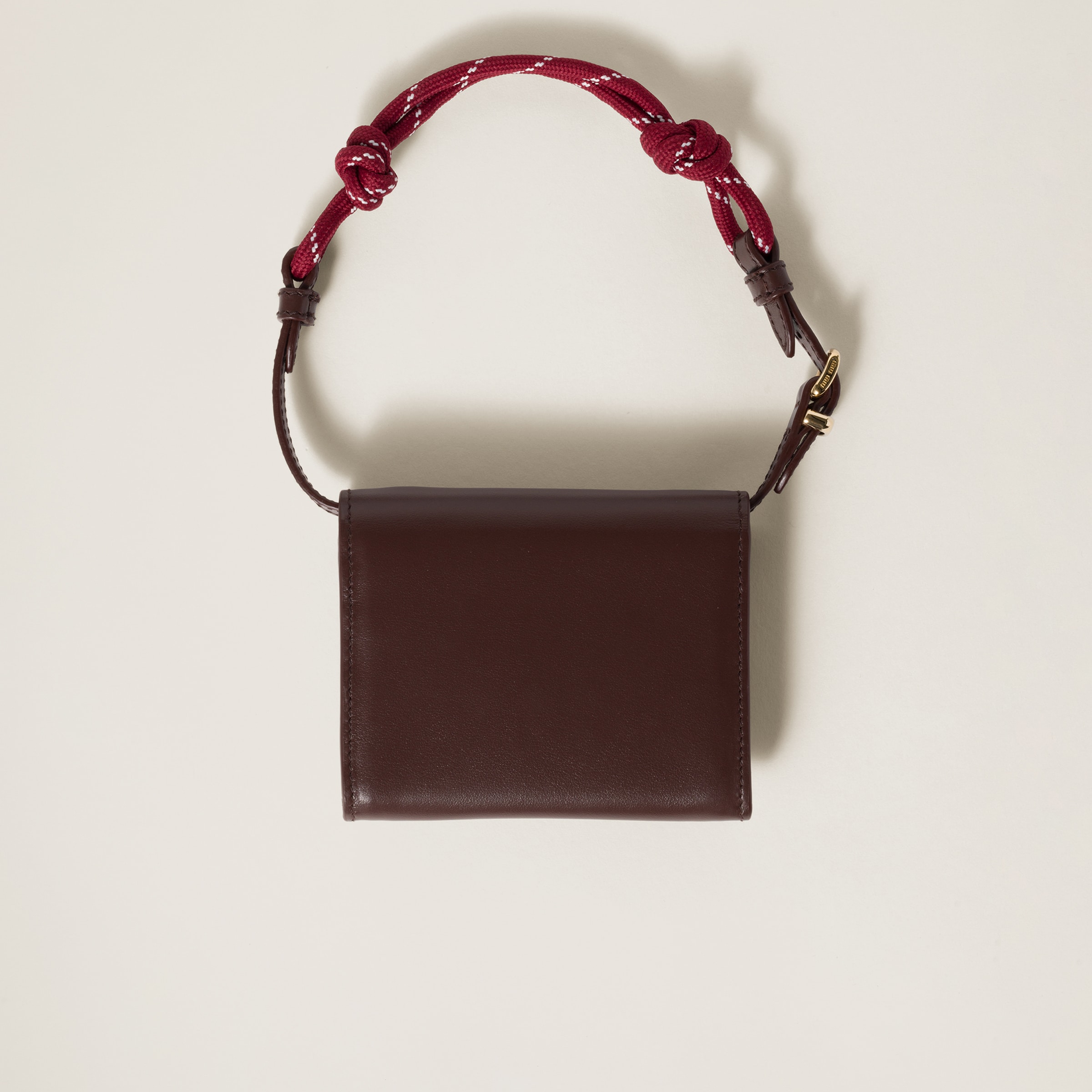 ≪MIUMIU≫ ショルダーストラップ付 レザーウォレット ブラウン ミュウミュウ】レザーxコード ショルダーストラップ付 レザー