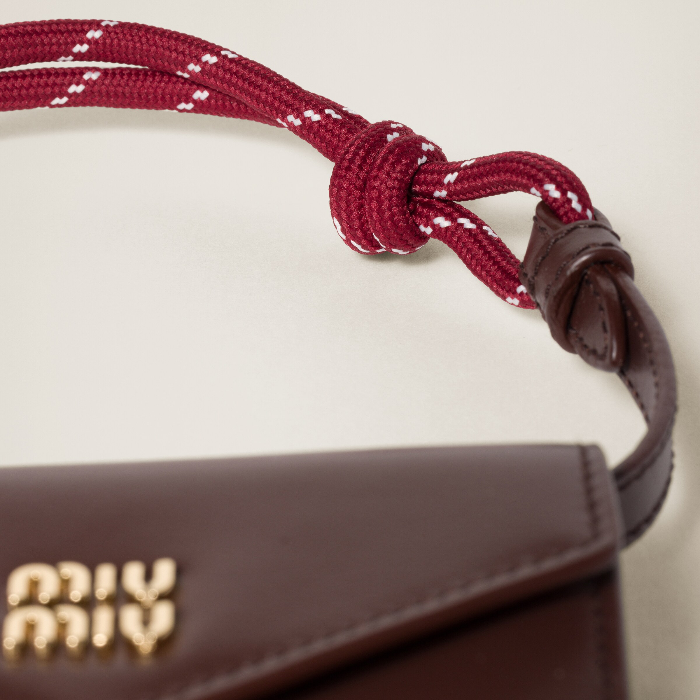 ブラウン/ワインレッド レザー ショルダー財布 | Miu Miu