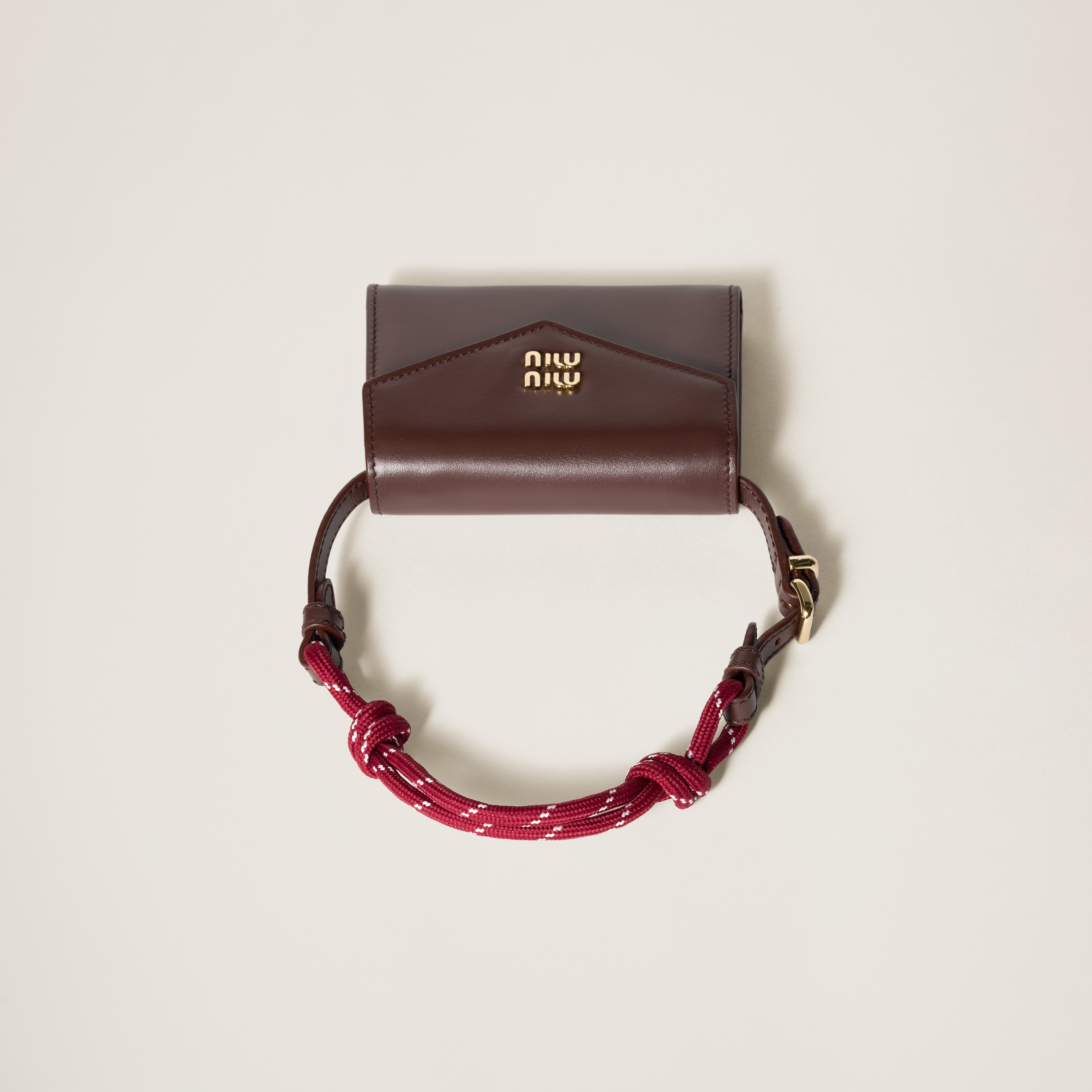 国内即発【MIUMIU】レザー ショルダー財布 5MT024 ブラウン ブラウン/ワインレッド レザー ショルダー財布 | Miu Miu