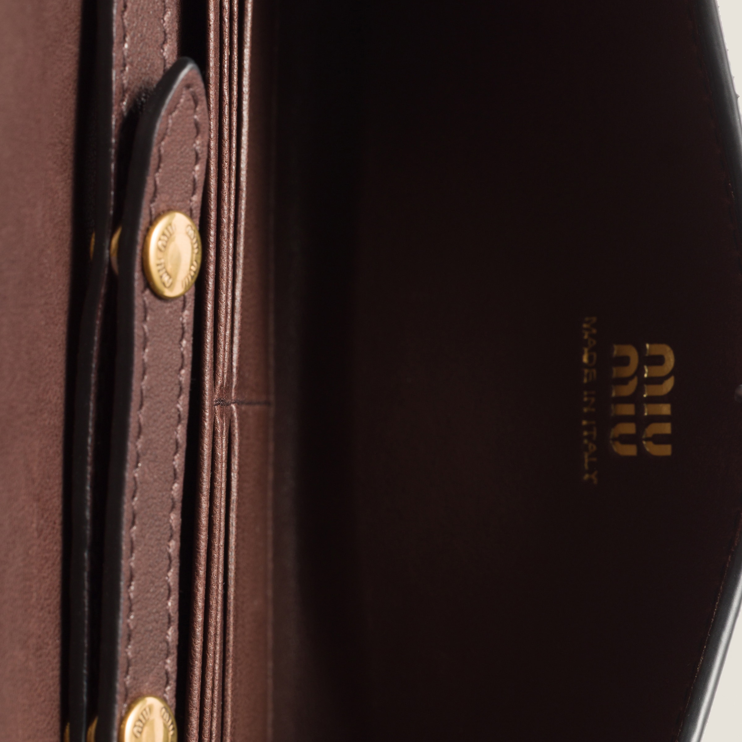 上品【MiuMiu】ショルダーストラップ付きナッパレザーウォレット ブラック ナッパレザー ショルダーストラップ付 財布 | Miu Miu