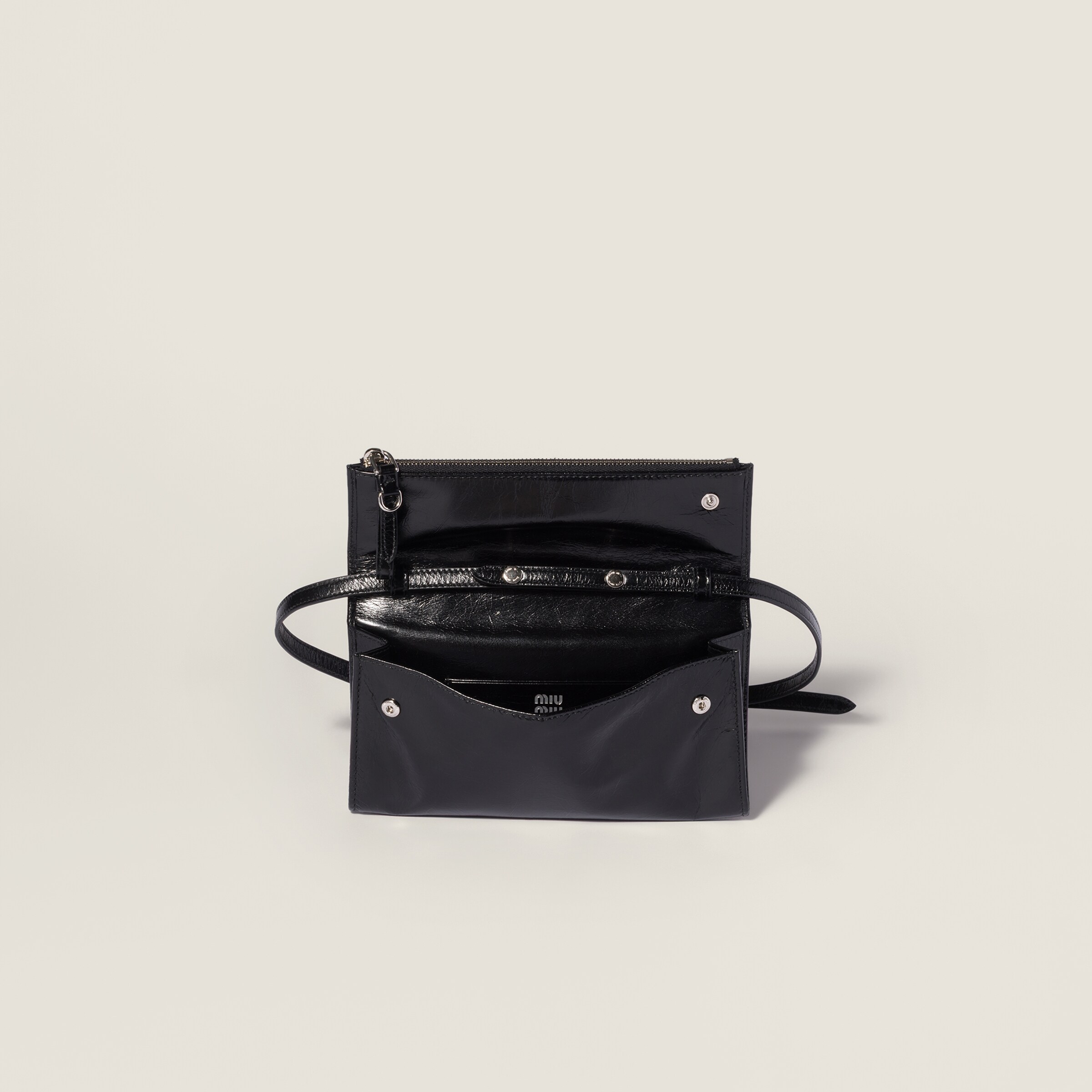ブラック レザー ショルダーストラップ付 ポーチ | Miu Miu - 日本