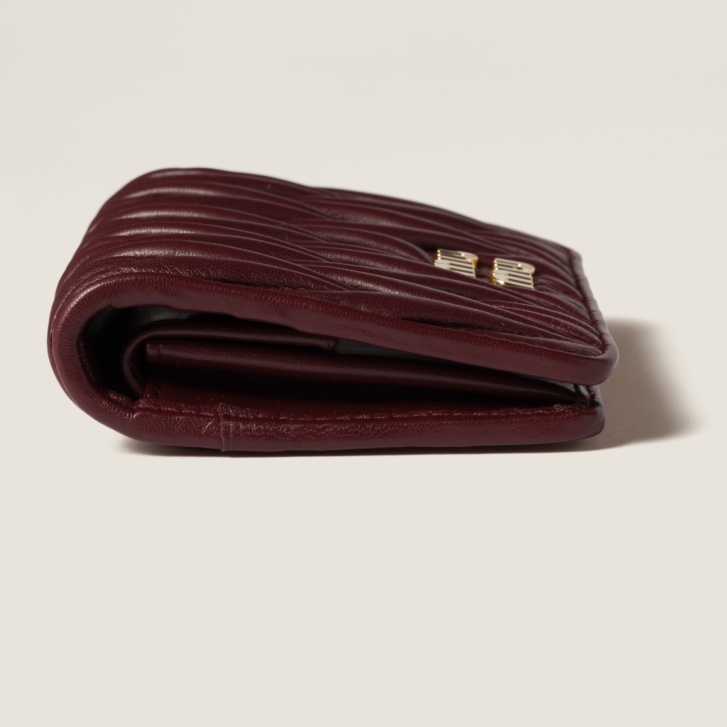 バーガンディ マテラッセレザー 折り財布 | Miu Miu - 日本