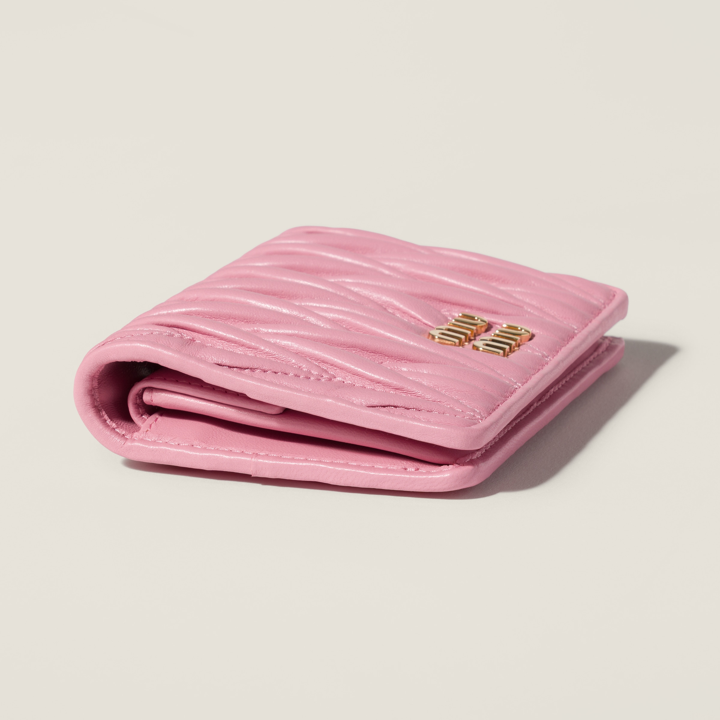 ピンク マテラッセレザー 折り財布 | Miu Miu - 日本