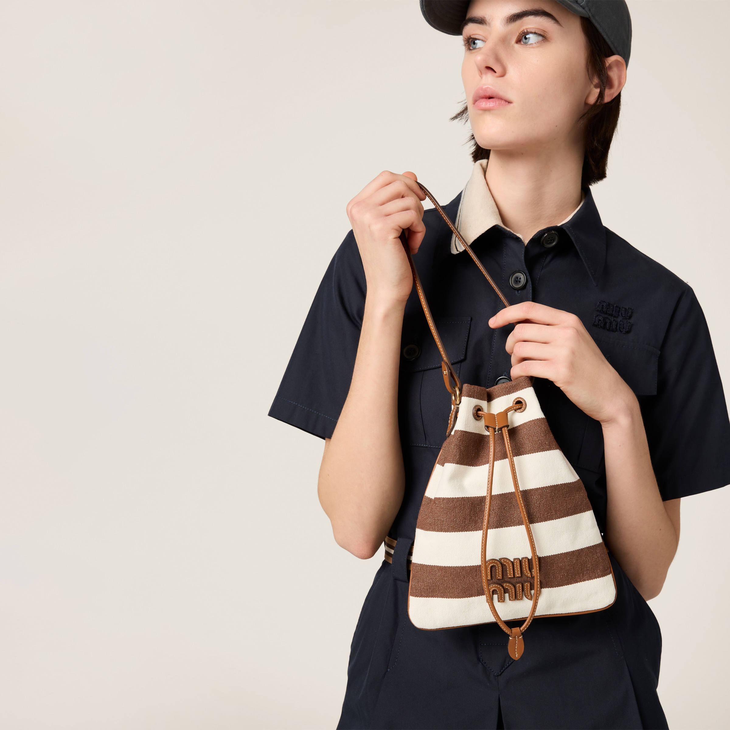 【MIU MIU】ストライプ ファブリック ドローストリングポーチ ブルー ストライプ ファブリック ドローストリングポーチ | Miu Miu