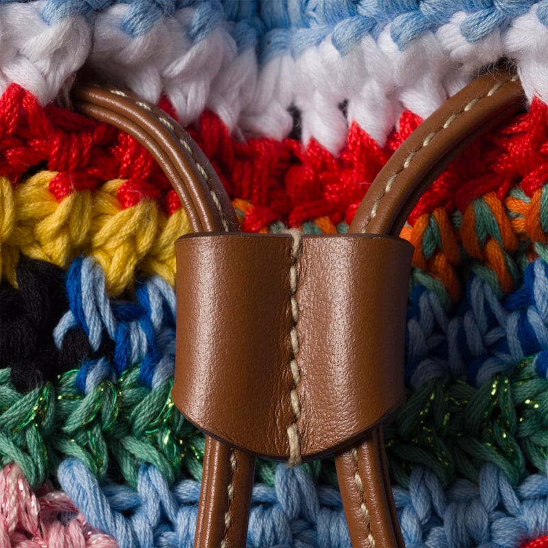 钩针编织和皮革小袋