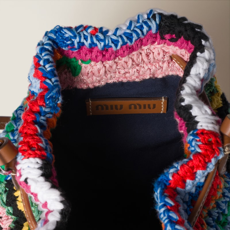 钩针编织和皮革小袋