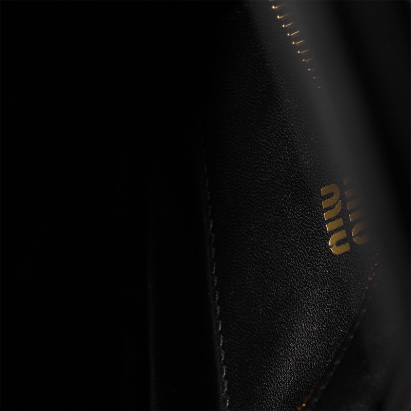 حقيبة بوشيه من جلد نابا ماتلاسي