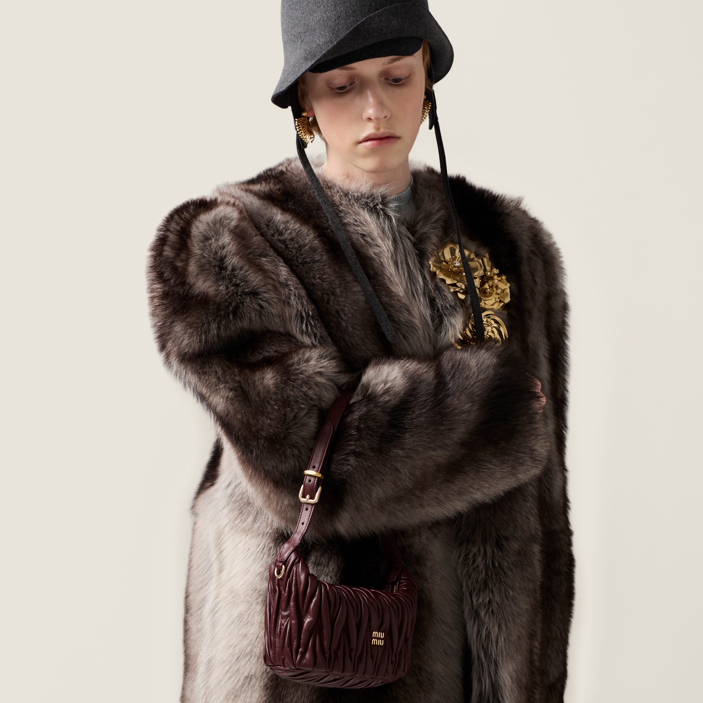 miu miu バーガンディ ハンドバッグ レッド ワンダー マテラッセレザー ホーボーミニバッグ | Miu Miu