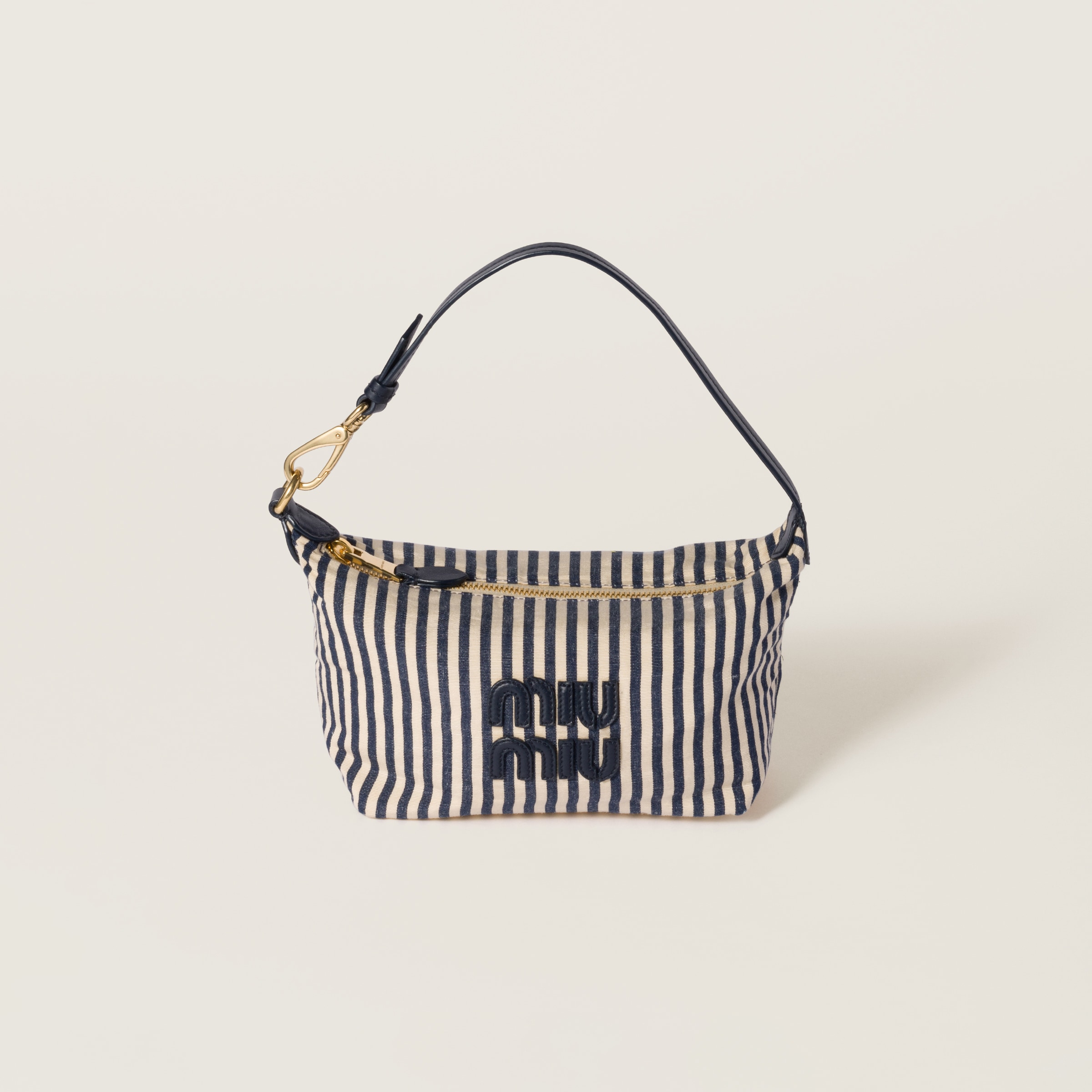 商品画像：MIU MIU（ポーチ ・ ブルー・ネイビー/青色系）のフリマアイテム一覧 2