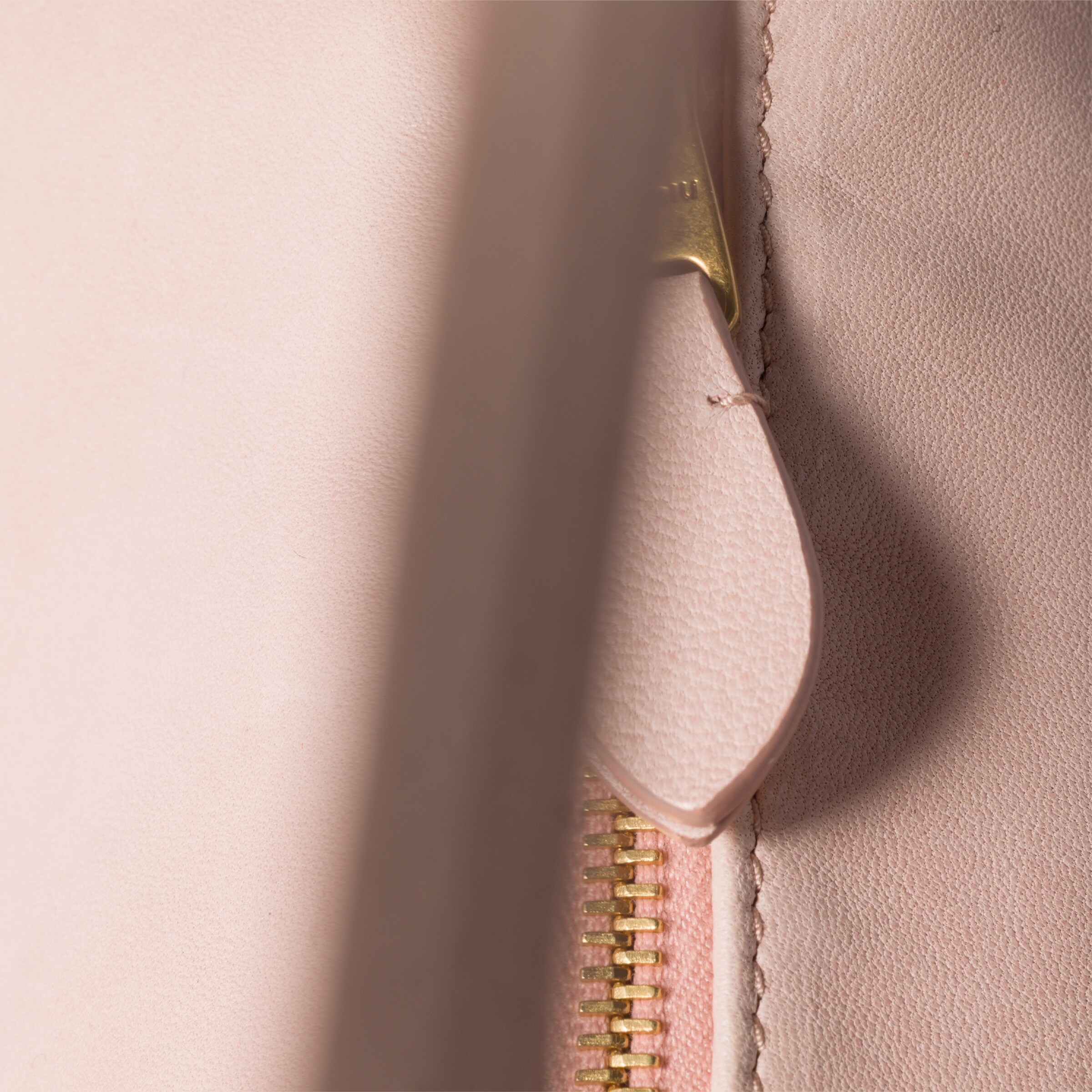 ピーチ ナッパレザー ポーチ | Miu Miu - 日本