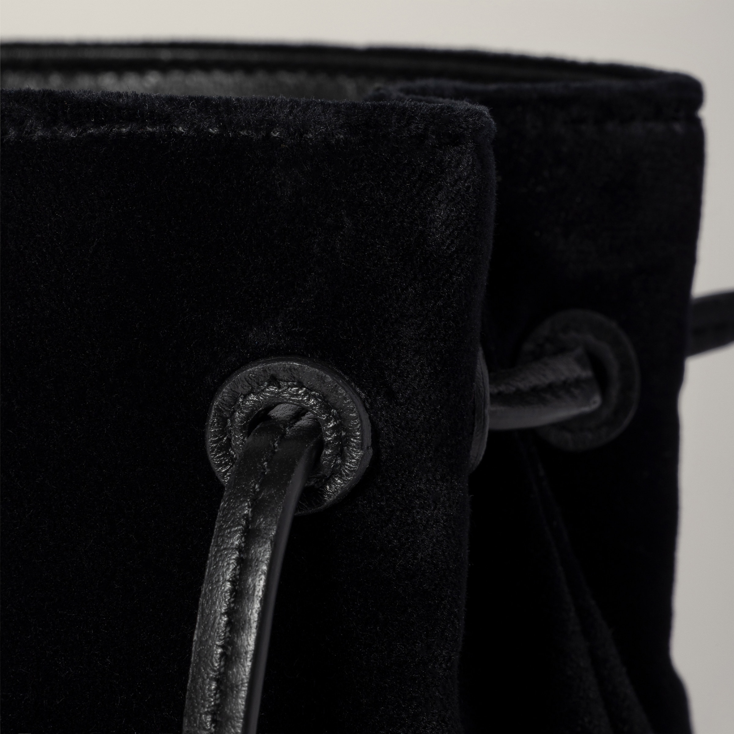 ブラック ベルベット ポーチ | Miu Miu