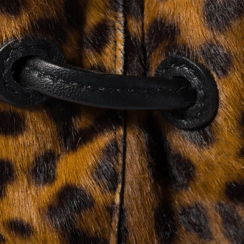 송아지 털 파우치