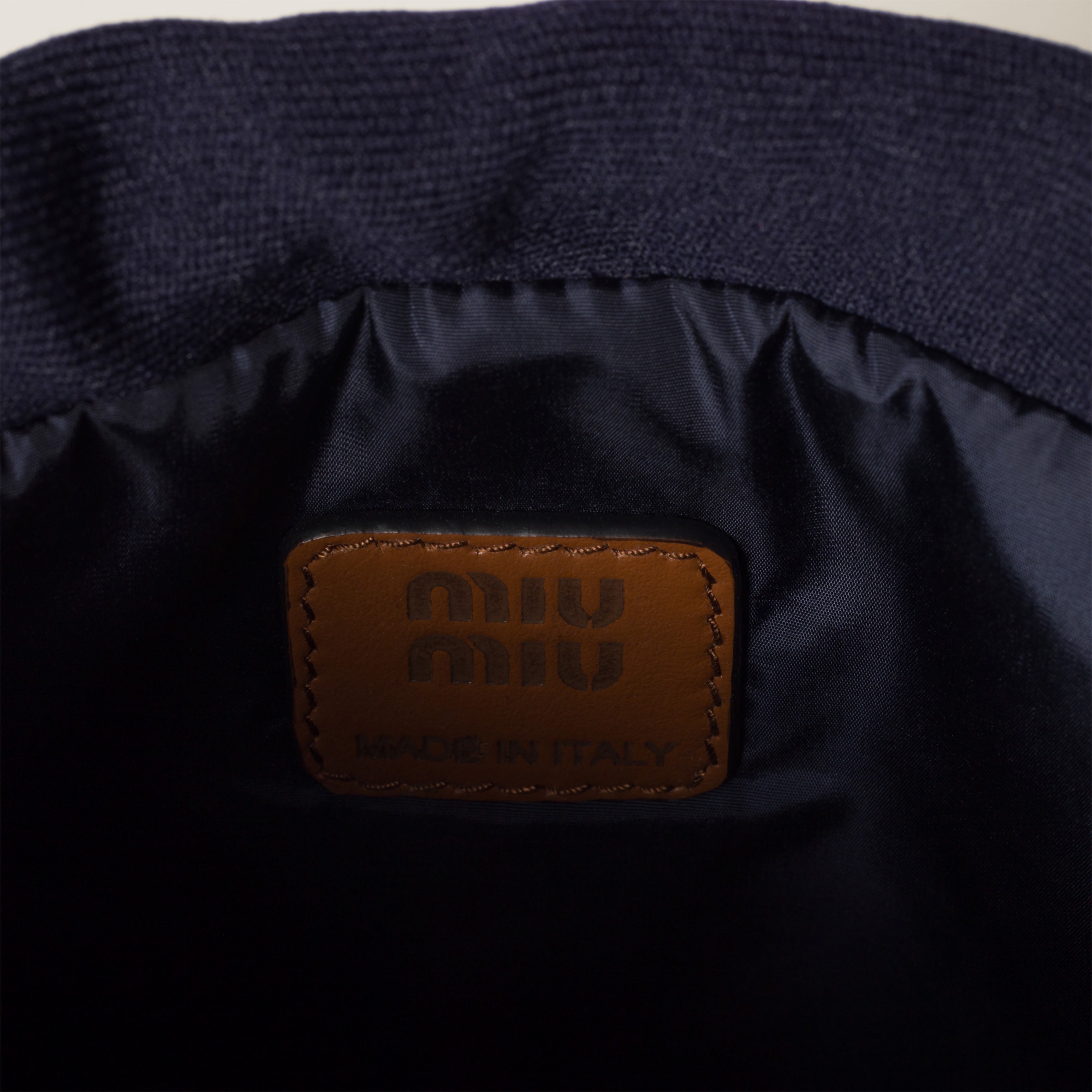 miu miu ネイビー　レザー ポーチ ミュウミュウ 5ZH011 レザー ポーチ ネイビー ABランクの買取