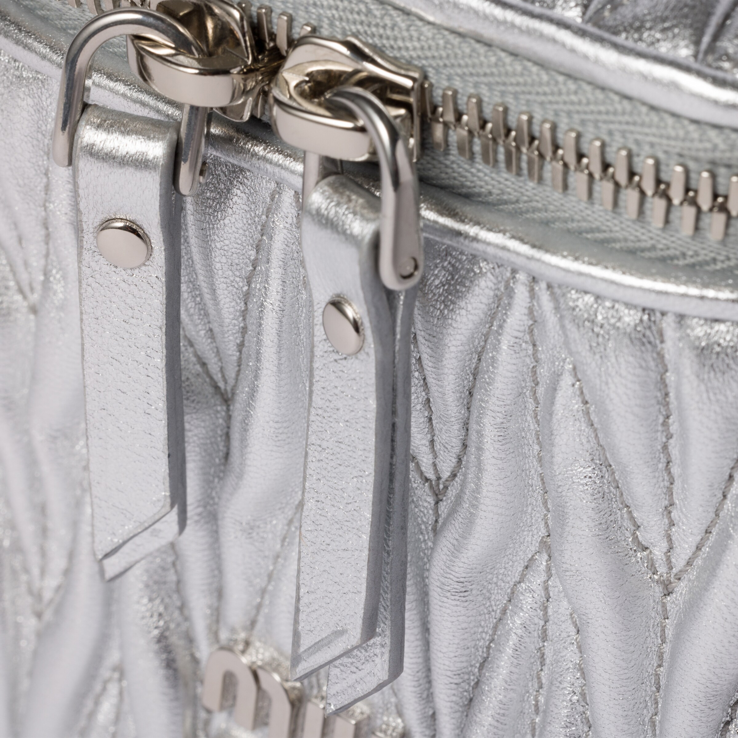 【希少】ミュウミュウ miumiu マテラッセレザーマイクロバッグ シルバー マテラッセレザー マイクロバッグ - コレクションコレクション