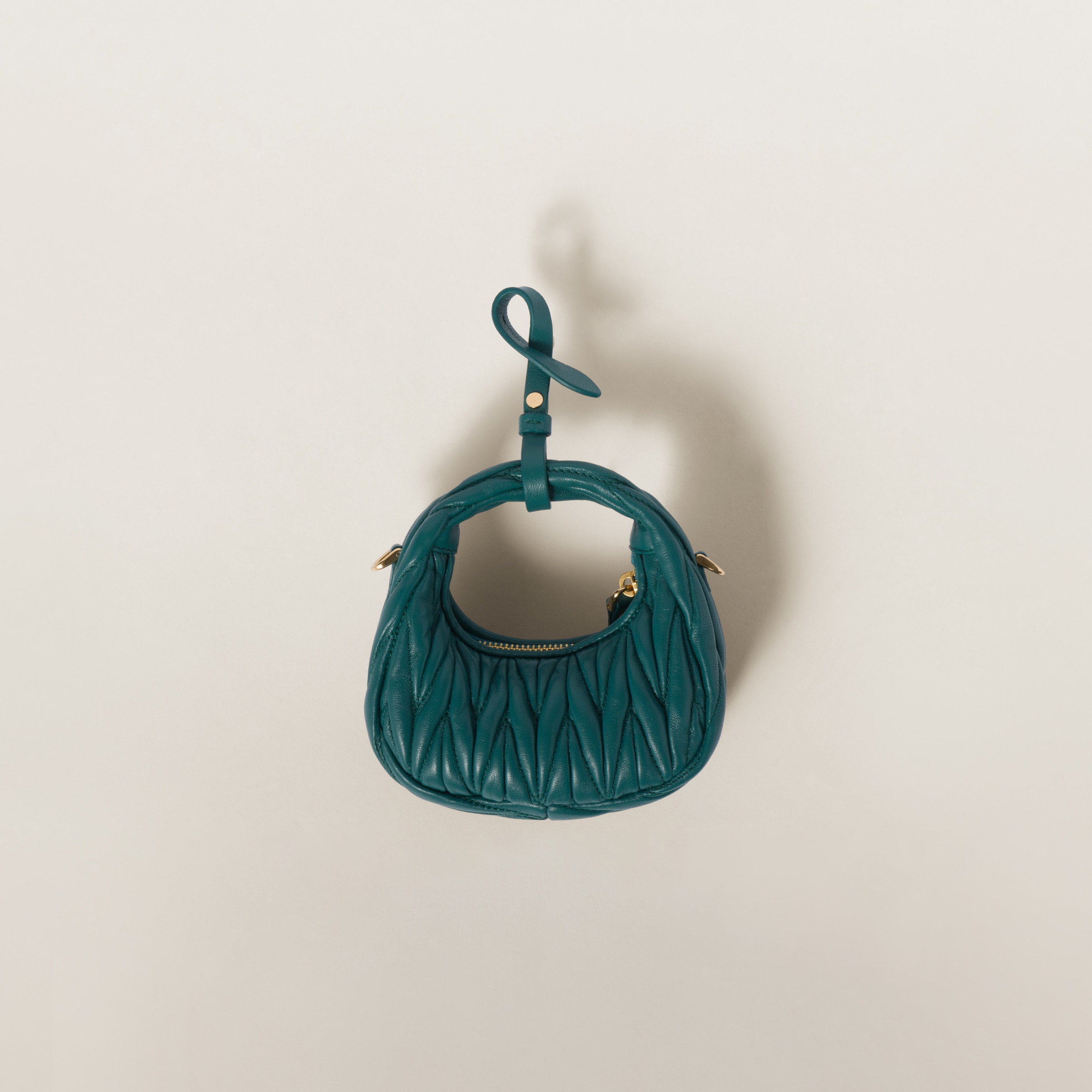 Wander Micro Hobo Bag aus Matelasse Nappaleder