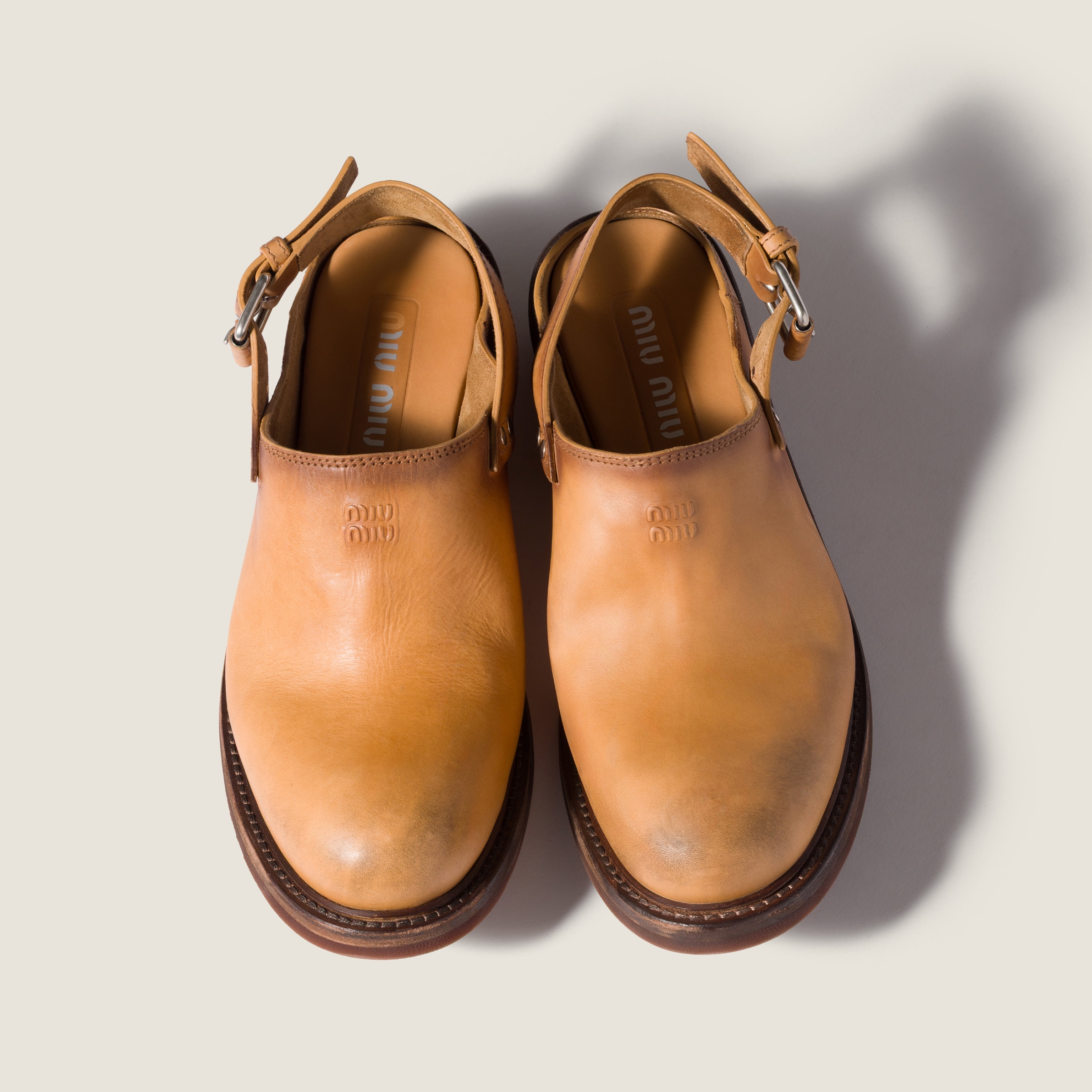 ライトタンブラウン バックル付レザー ミュール | Miu Miu