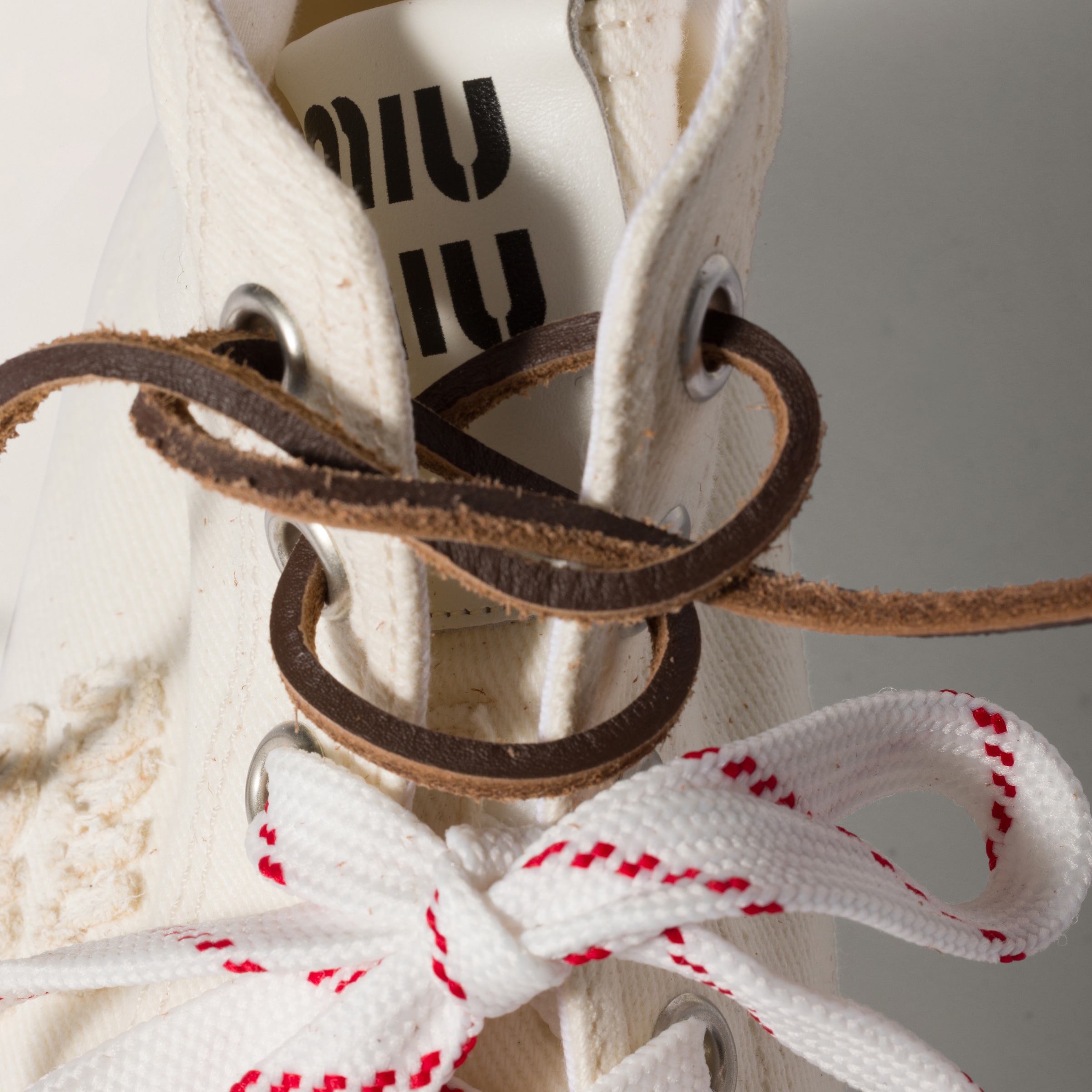 スニーカー MIU MIIU 5T385E_CSL_F0304 WASHED DENIM HIGT TOP SNEAKERS Ivory Washed Denim High-top Sneakers | Miu Miu